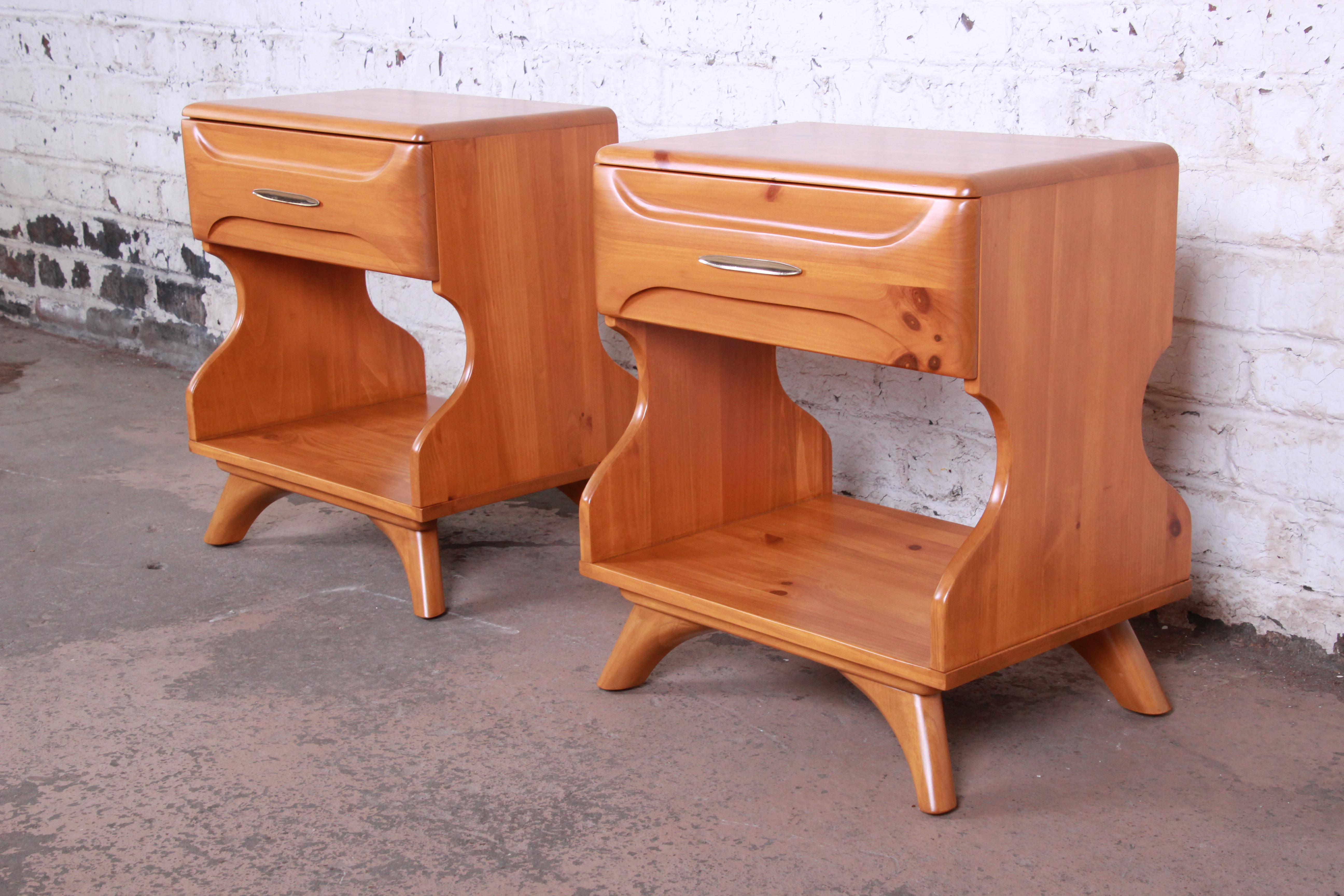 An exceptional pair of Mid-Century Modern sculptured pine nightstands or end tables by Franklin Shockey Co. The nightstands feature gorgeous knotty pine wood grain and a unique hourglass profile. They are extremely well made from solid pine. The