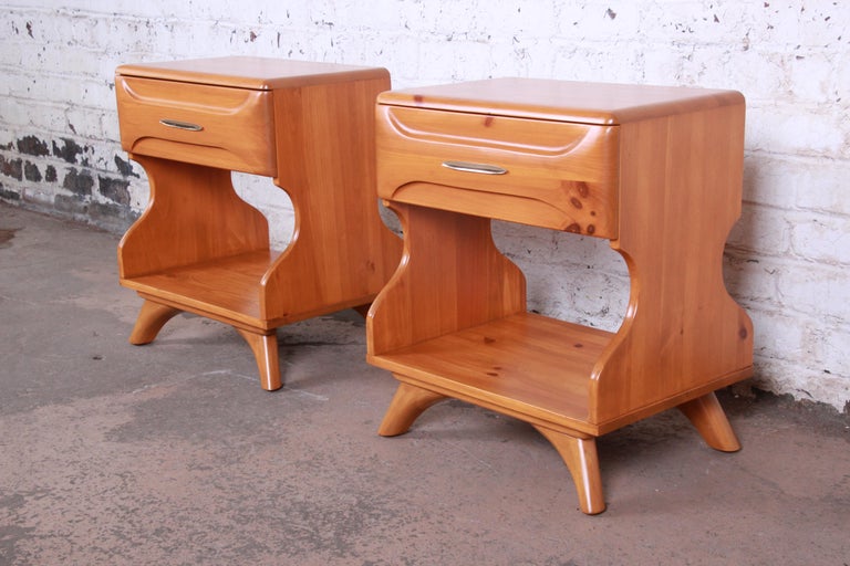 Franklin Shockey Mid Century Modern Solid Pine Nightstands Pair For Sale At 1stdibs