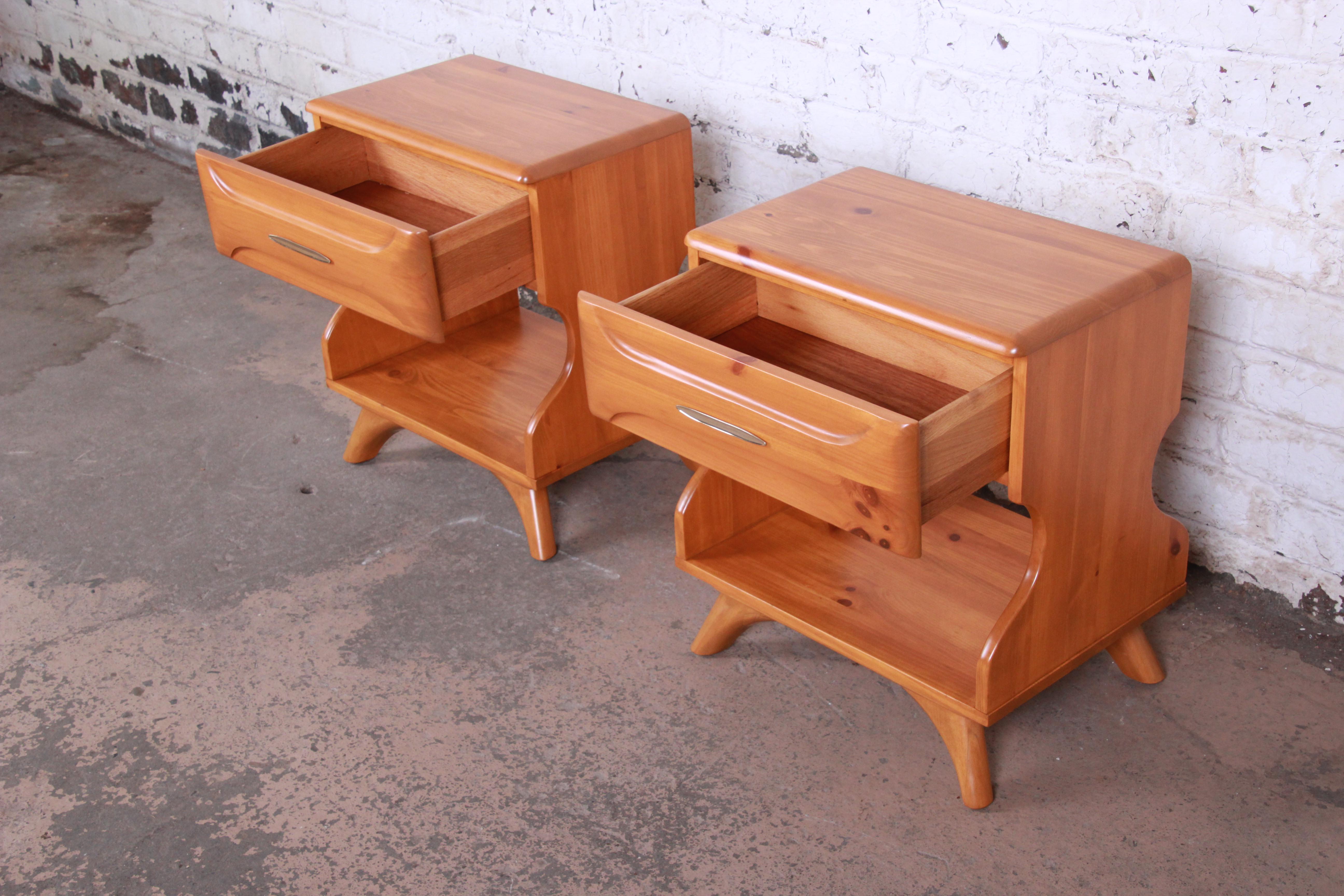 Franklin Shockey Mid-Century Modern Solid Pine Nightstands, Pair In Good Condition In South Bend, IN
