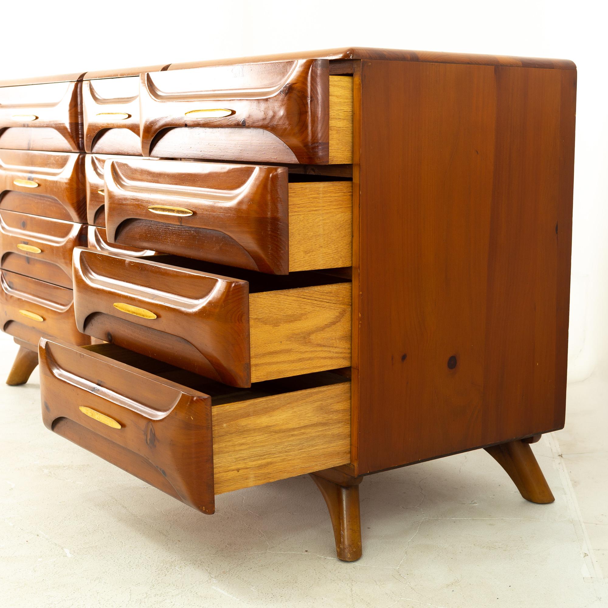 Franklin Shockey Midcentury Pine 12 Drawer Lowboy Dresser In Good Condition In Countryside, IL