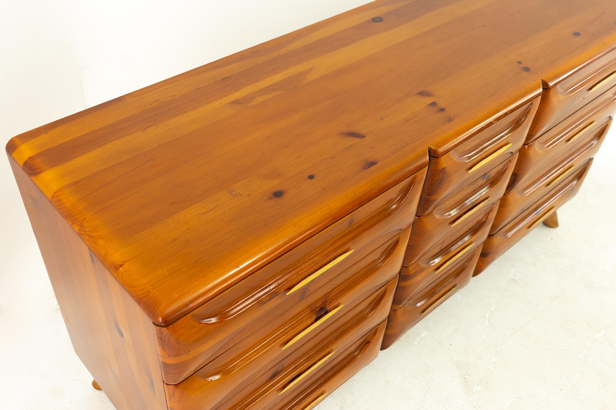 Franklin Shockey Midcentury Pine 12 Drawer Lowboy Dresser In Good Condition In Countryside, IL