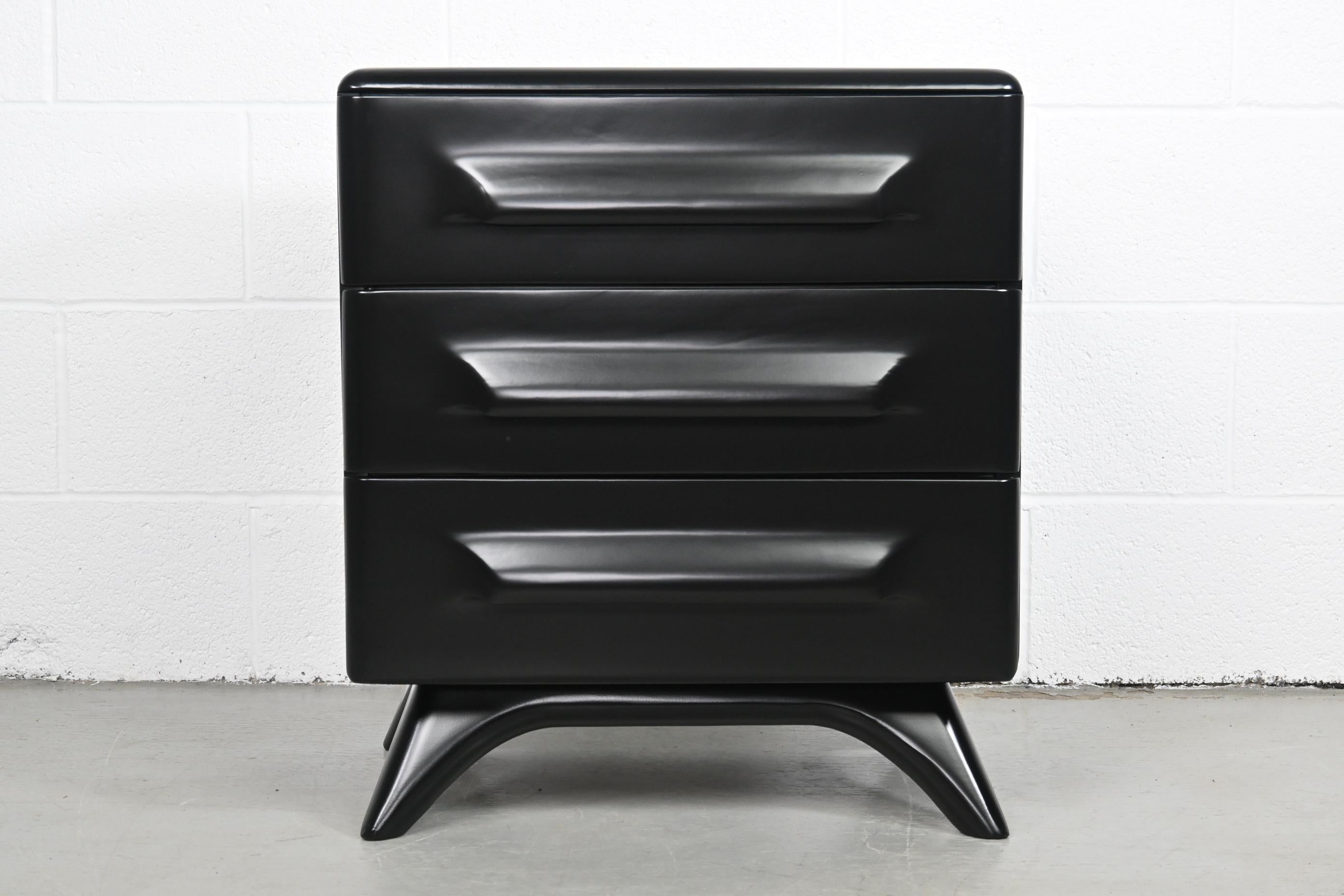 Franklin Shockey Mid Century Modern Sculpted Black Lacquered Maple Nightstand or End Table

Franklin Shockey, USA, 1950s.

Measures: 21.625 Wide x 15 Deep x 24.88 High.

Sculpted maple black lacquered nightstand with three drawers.

Professionally
