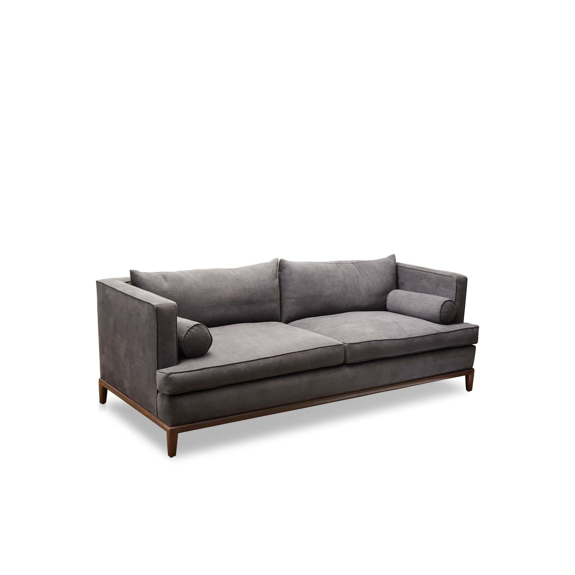 Le canapé Franklin est une variante de notre canapé Montebello classique. Il comporte deux coussins d'assise et de dossier enveloppés de duvet et deux coussins de traversin.

La collection Lawson-Fenning est conçue et fabriquée à la main à Los
