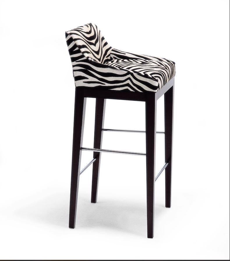 Der Hocker Franklin ist ein schönes und funktionelles Möbelstück, das durch seine elegante Kombination aus Leder und Holz besticht. Die Beine sind aus massivem Bergahorn gefertigt und bieten nicht nur Stabilität, sondern auch eine ansprechende