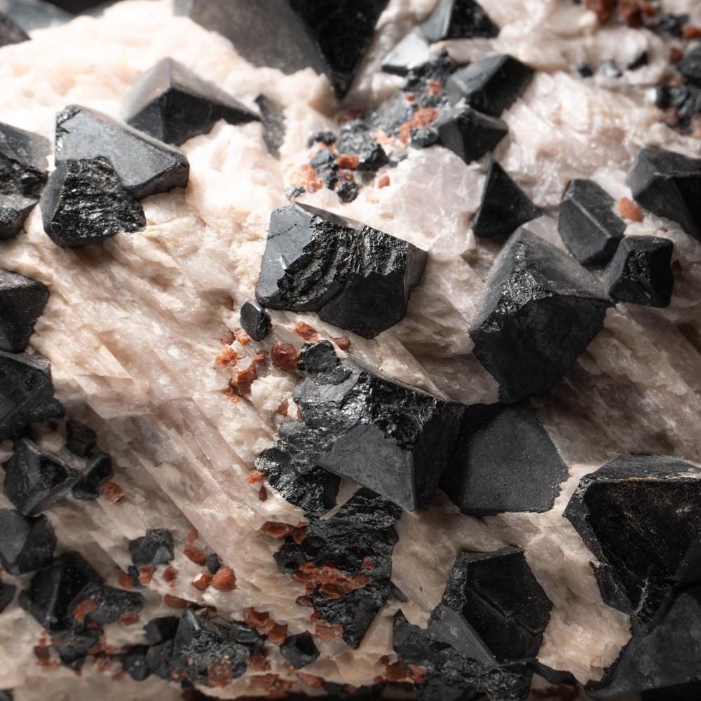 Franklinite su calcite dal distretto minerario di Franklin, Contea di Sussex, New Jersey In condizioni Nuovo in vendita a New York, NY