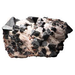 Franklinit auf Calcite aus dem Franklin Mining District, Sussex County, New Jersey