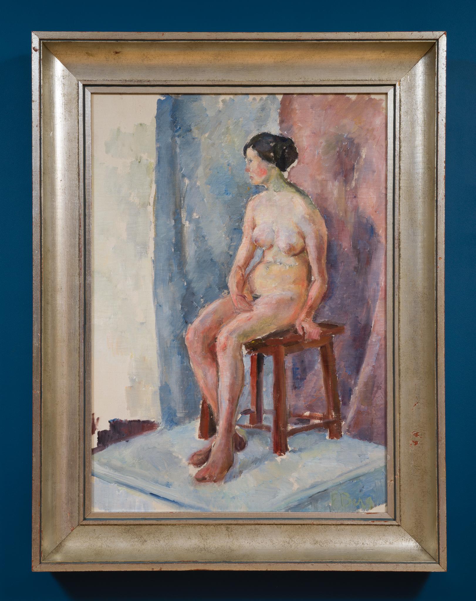 Questo suggestivo dipinto a olio, intitolato Studio Muse, raffigura un nudo seduto in un tranquillo momento di contemplazione. La modella è ritratta di profilo, appoggiata su un semplice sgabello di legno su uno sfondo neutro e strutturato,