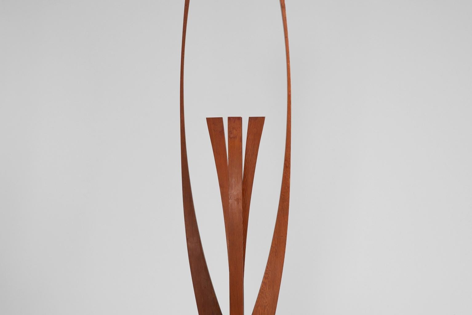 Cette sculpture monumentale de Frans Hermes est une véritable œuvre d'art moderne des années 1970. Il est fabriqué en bois de pin massif très patiné, ce qui lui confère un aspect unique et altéré. La sculpture repose sur une base qui a été refinie
