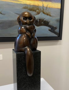 Un lugar agradable - Escultura contemporánea de bronce del siglo XXI en forma de mono