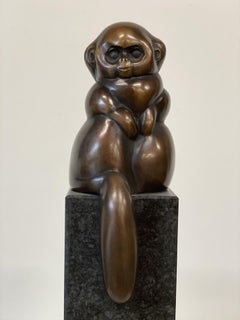 Un lugar agradable - Escultura contemporánea de bronce del siglo XXI en forma de mono