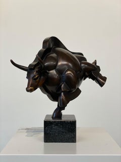 Bull Power - Zeitgenössische Bronzeskulptur eines rennenden Stiers aus dem 21