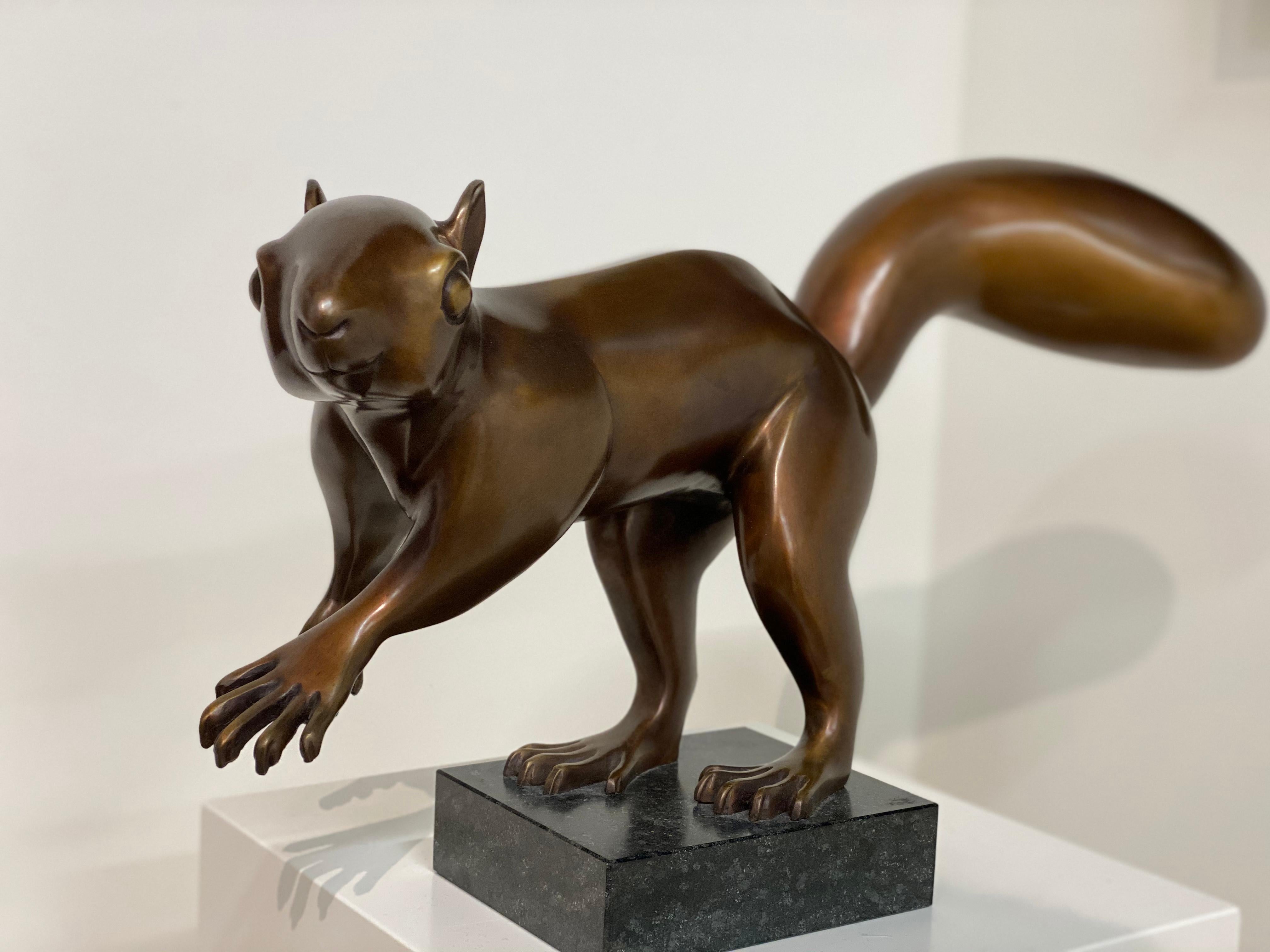 Catch me if you can!- Niederländische Bronzeskulptur eines Eichhörnchens aus dem 21. Jahrhundert – Sculpture von Frans van Straaten
