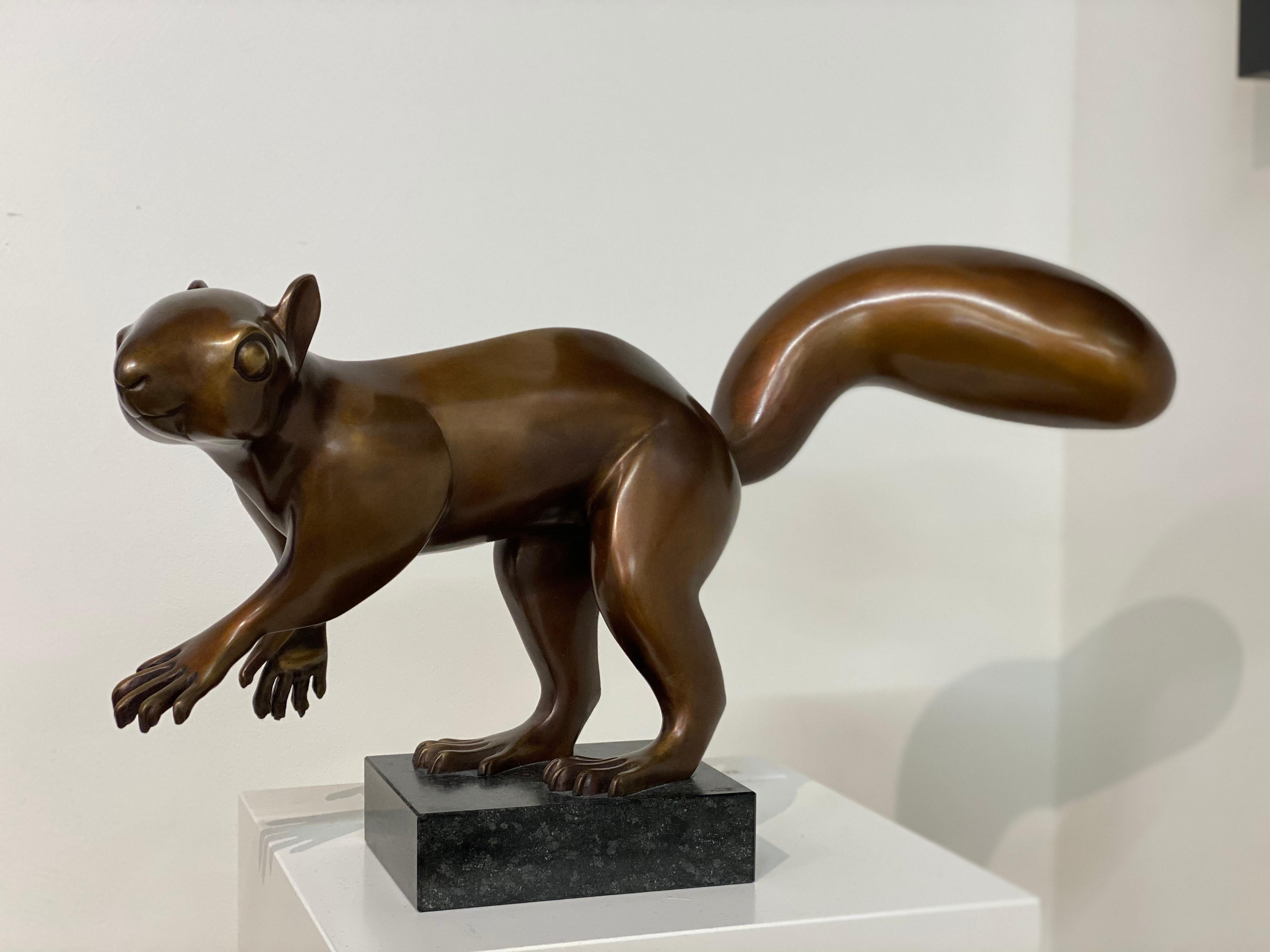 Atrápame si puedes - Escultura holandesa de bronce del siglo XXI de una ardilla - Sculpture Contemporáneo de Frans van Straaten
