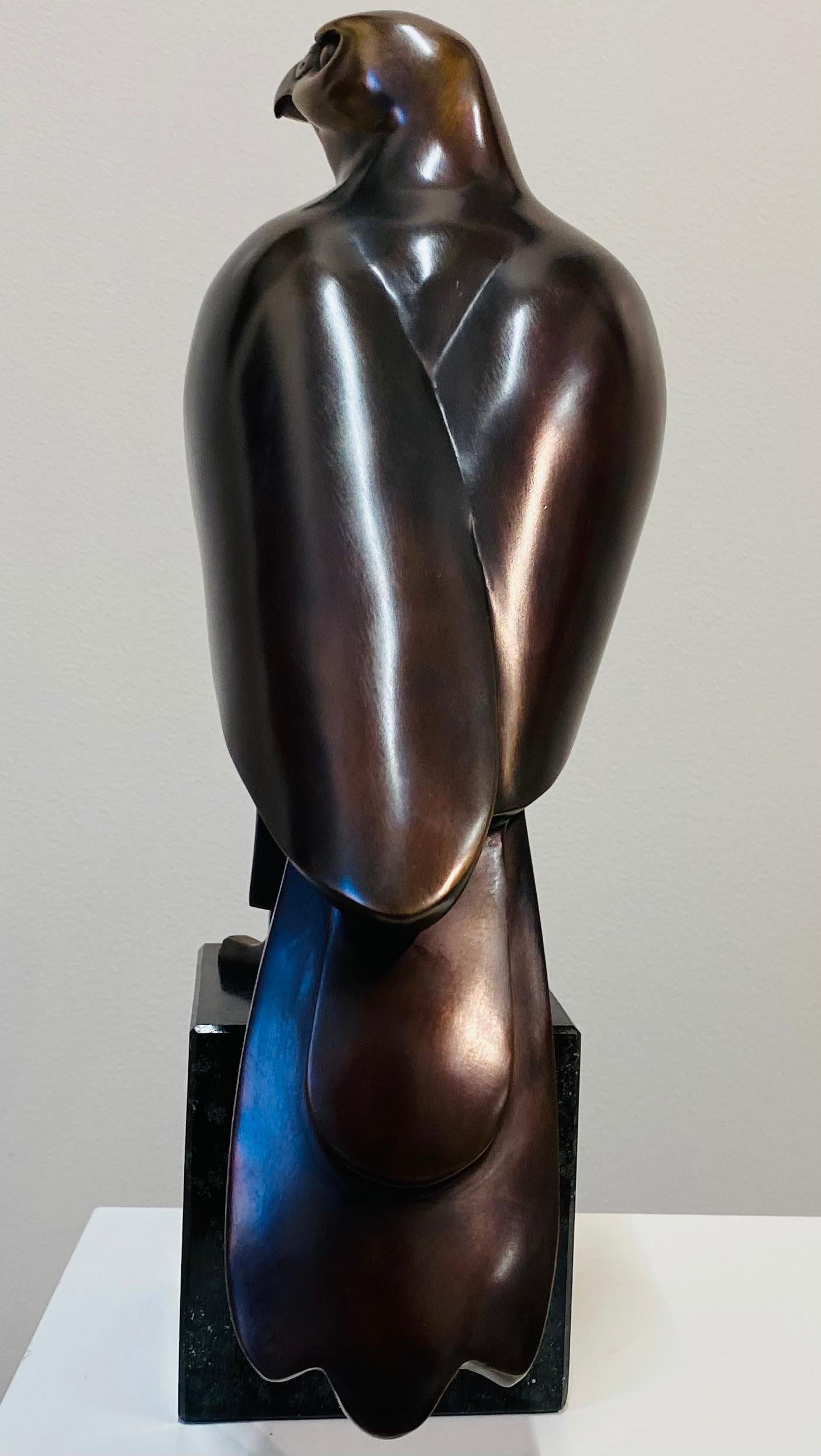 Falcon- XXIe siècle contemporain  Bronze hollandais  Sculpture d'un Falcon - Or Figurative Sculpture par Frans van Straaten