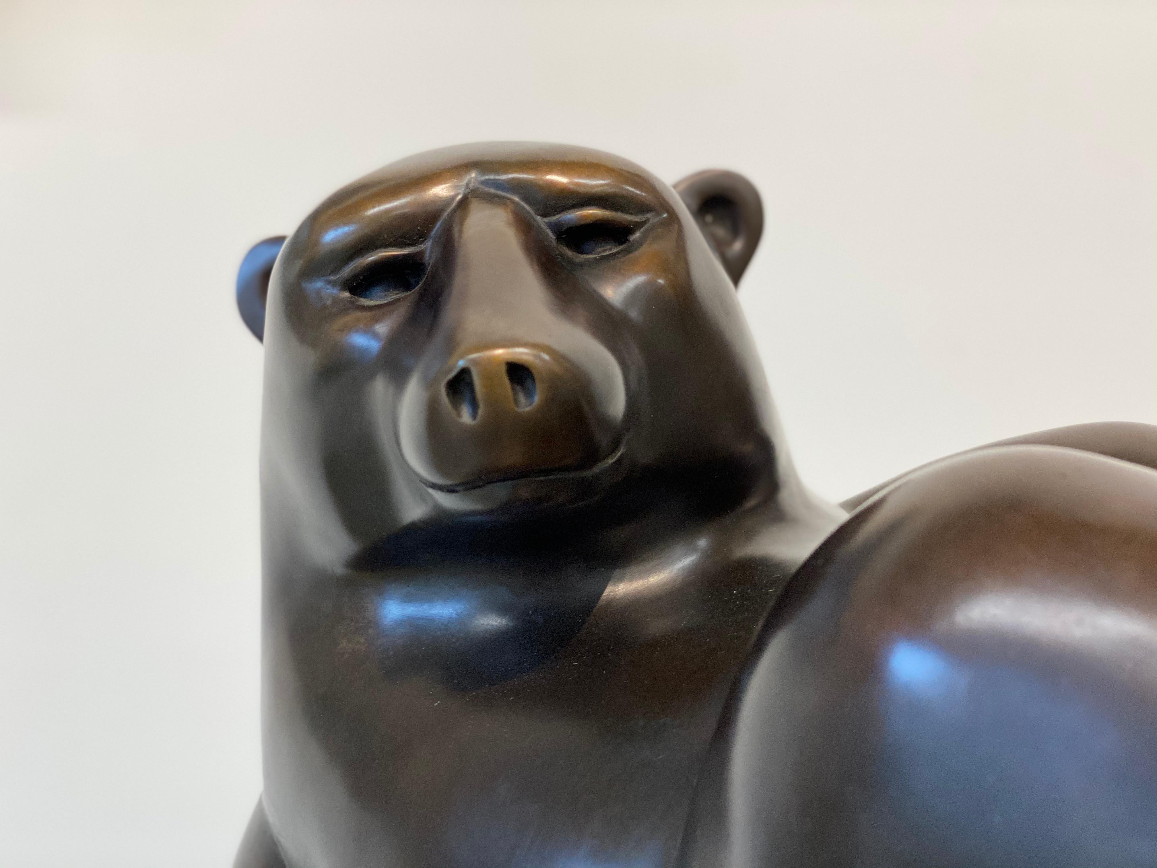 Glücklicher Bär - Niederländische Bronze des 21.  Skulptur eines Polarbären – Sculpture von Frans van Straaten