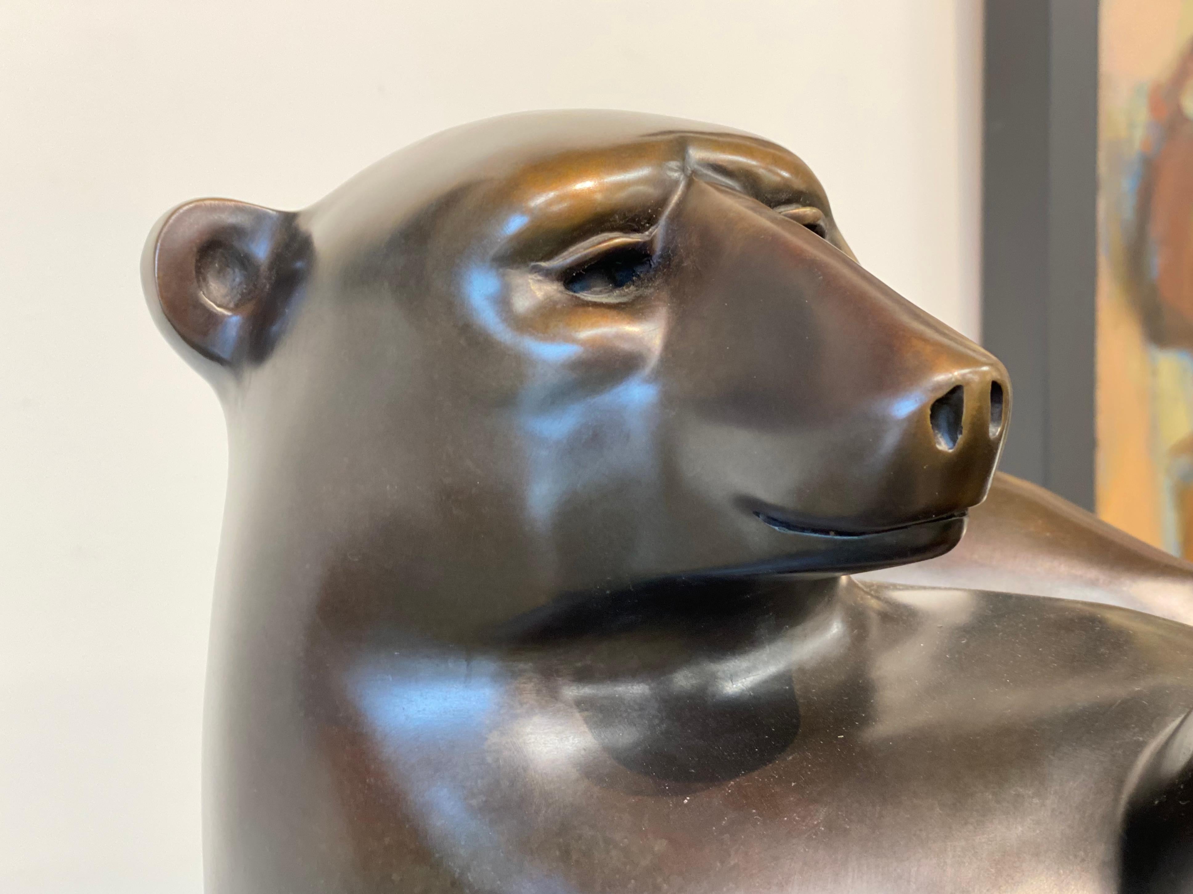 Glücklicher Bär - Niederländische Bronze des 21.  Skulptur eines Polarbären (Zeitgenössisch), Sculpture, von Frans van Straaten