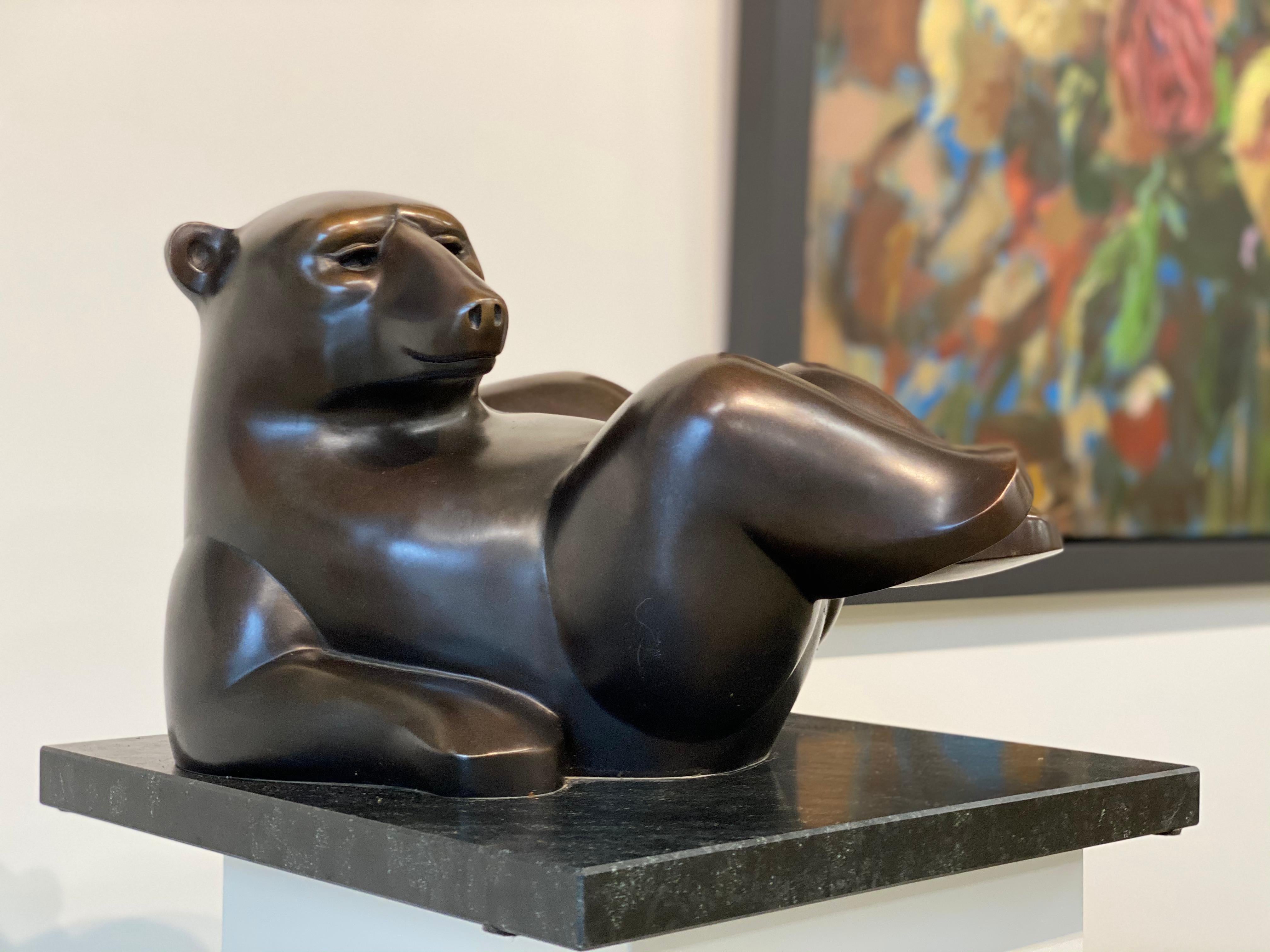 Glücklicher Bär - Niederländische Bronze des 21.  Skulptur eines Polarbären (Gold), Figurative Sculpture, von Frans van Straaten