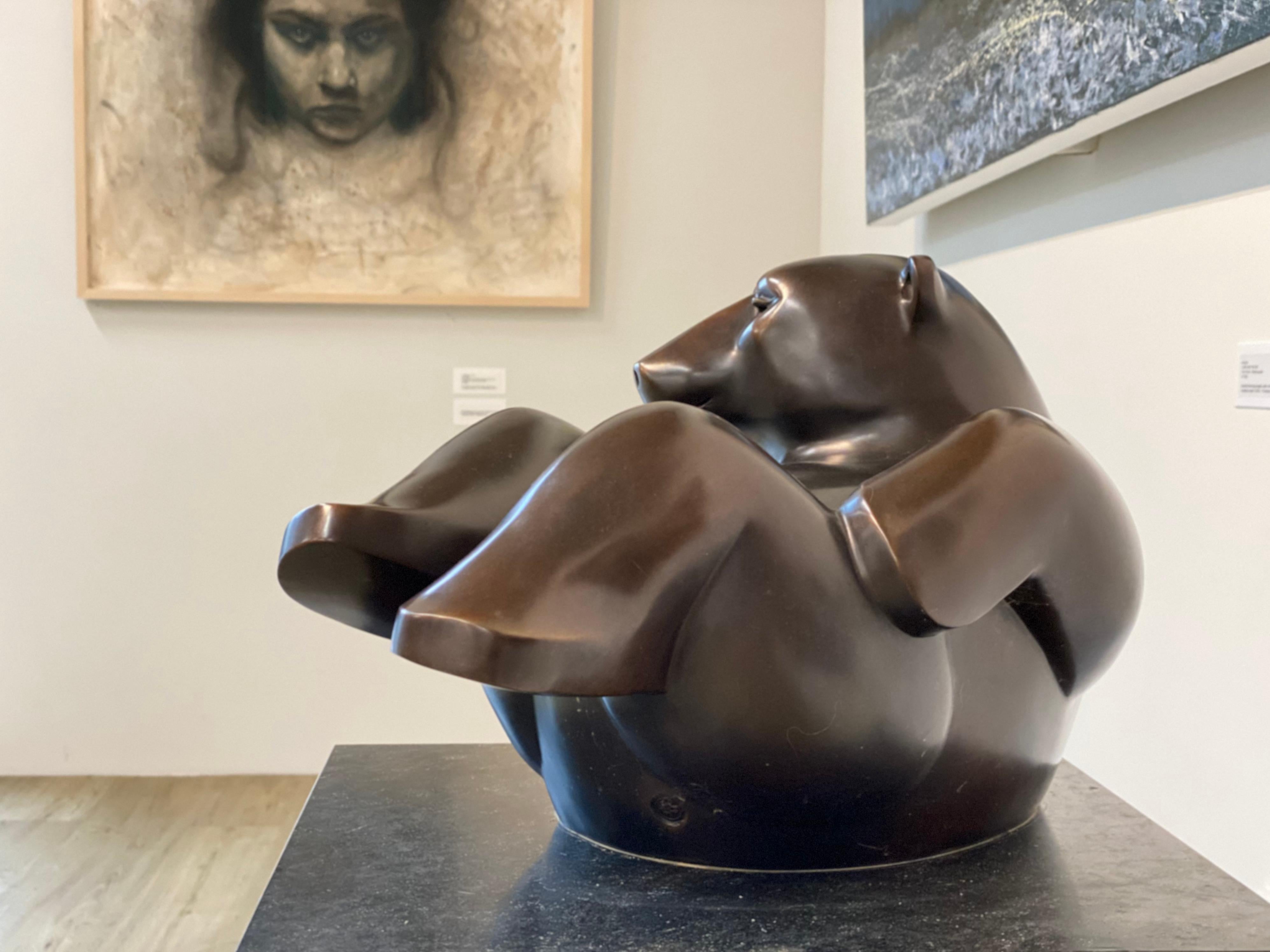 Der niederländische Künstler Frans van Straaten (1963) sollte als Künstler des Gleichgewichts bezeichnet werden, der immer auf der Suche nach Harmonie zwischen Kraft und Bewegung in Verbindung mit dem Raum ist. Durch die breite Palette seiner