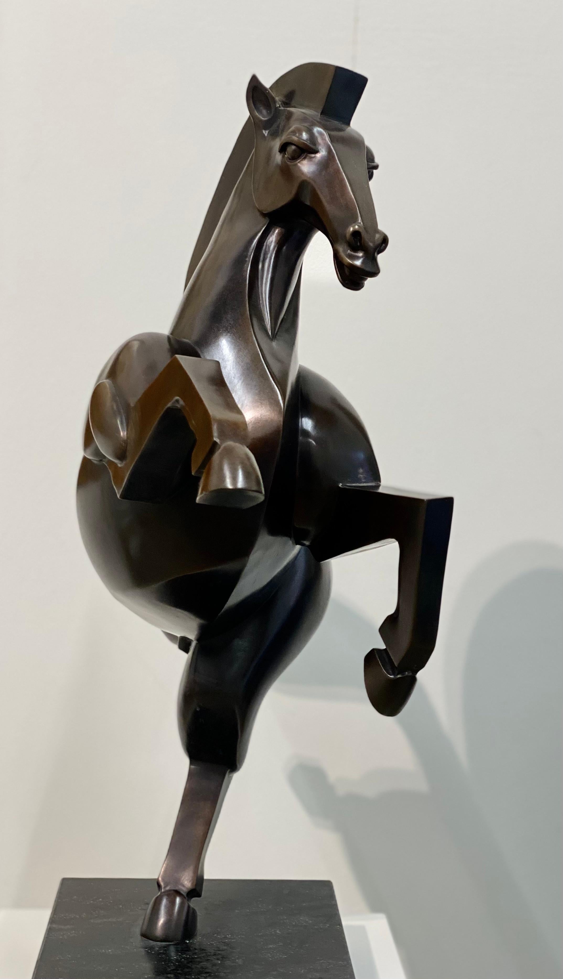 Wildpferd - 21st Century Contemporary Bronze  Skulptur eines Pferdes (Gold), Abstract Sculpture, von Frans van Straaten
