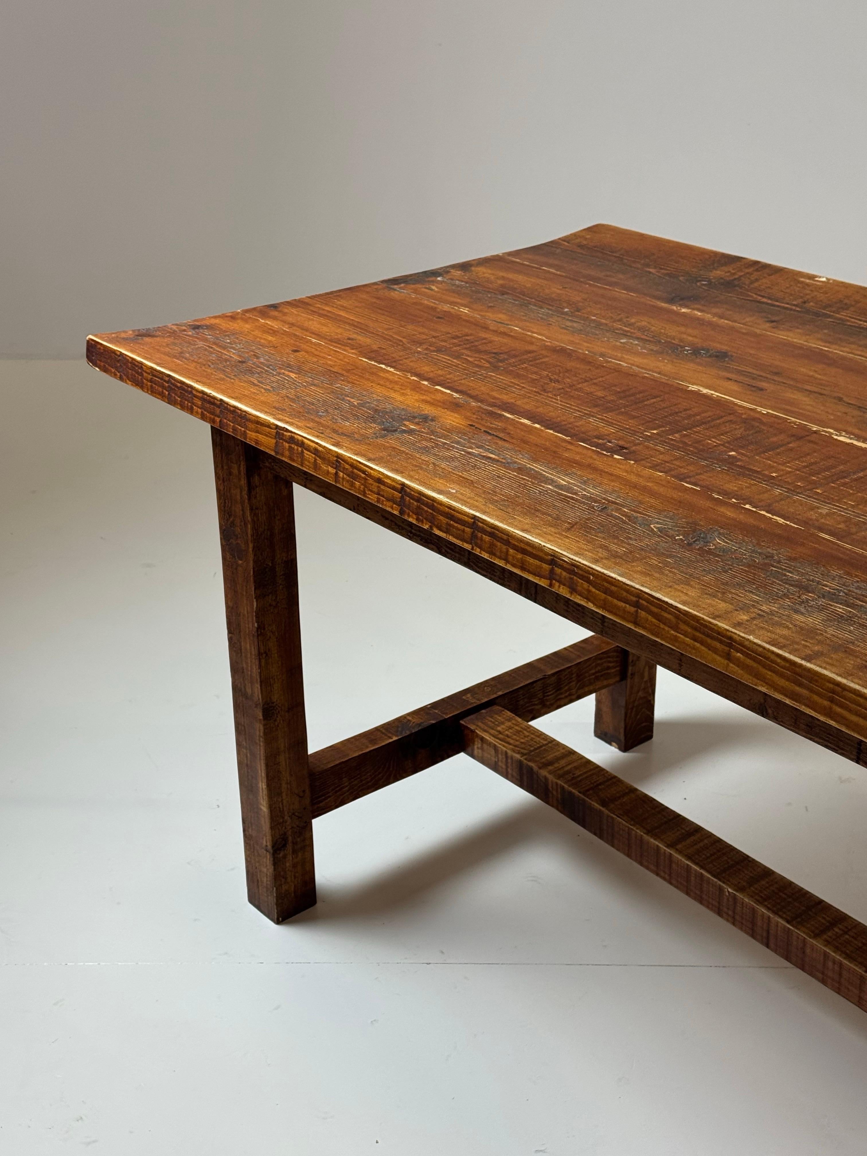 Table de ferme robuste / table de salle à manger.
Fabriqué en pin massif. Solides et robustes. Originaire de France, 20e siècle.

Dimensions : 300L x 85W x 76H
64bh