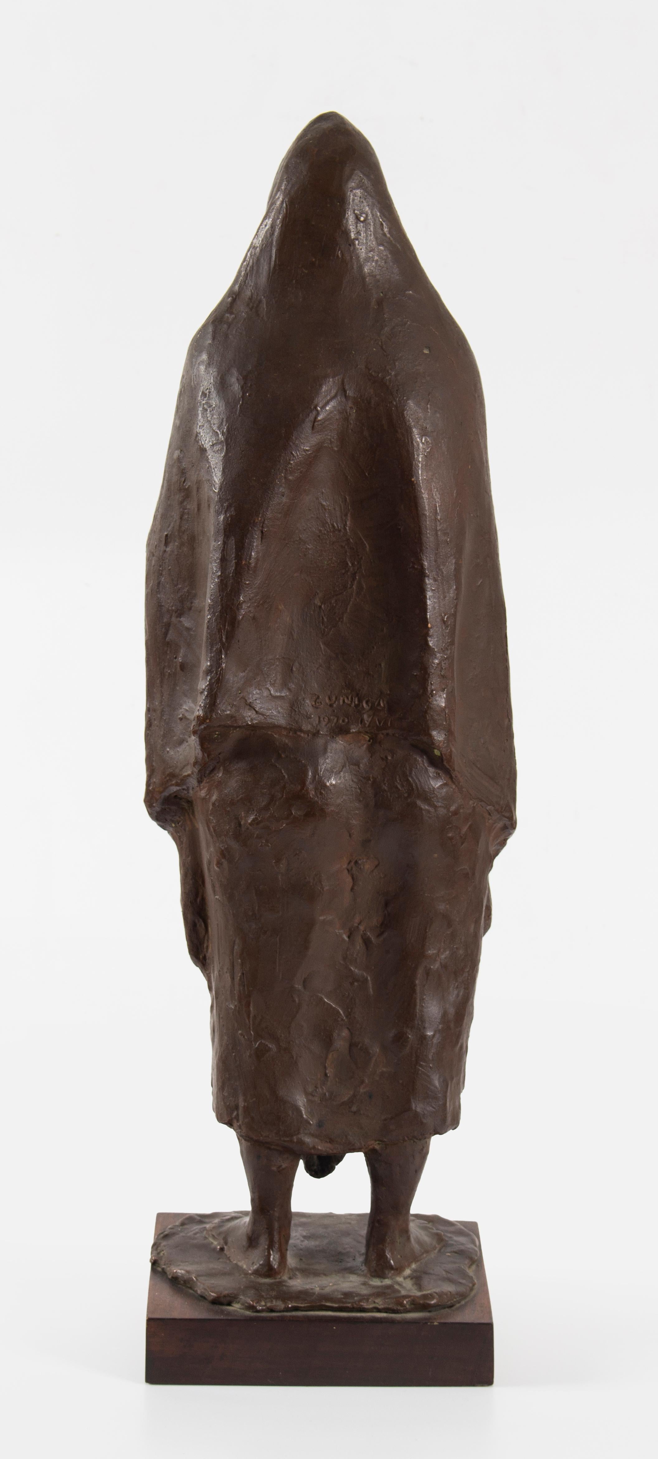 Escultura de bronce sobre pedestal de madera

Excelente calidad

Tamaño: 50,5 x 15 x 13 cm

Francisco Zúñiga (1912-1998) fue un artista de origen costarricense que más tarde destacó en México. Principalmente escultor, se centró en temas de desnudos