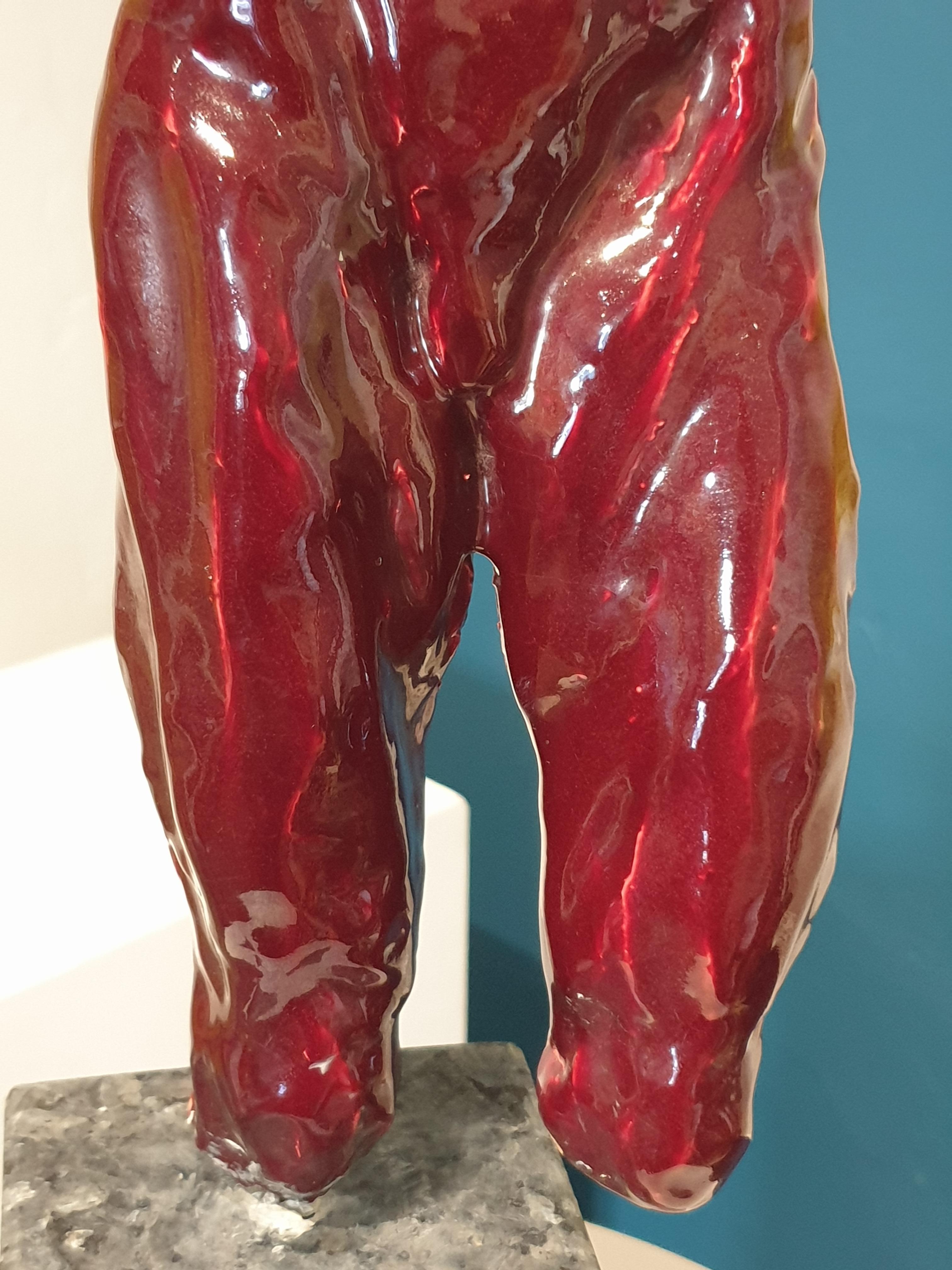Nude männliche Acephale Sang de Boeuf-Keramik-Skulptur mit Marmorsockel aus der Mitte des Jahrhunderts. im Angebot 9