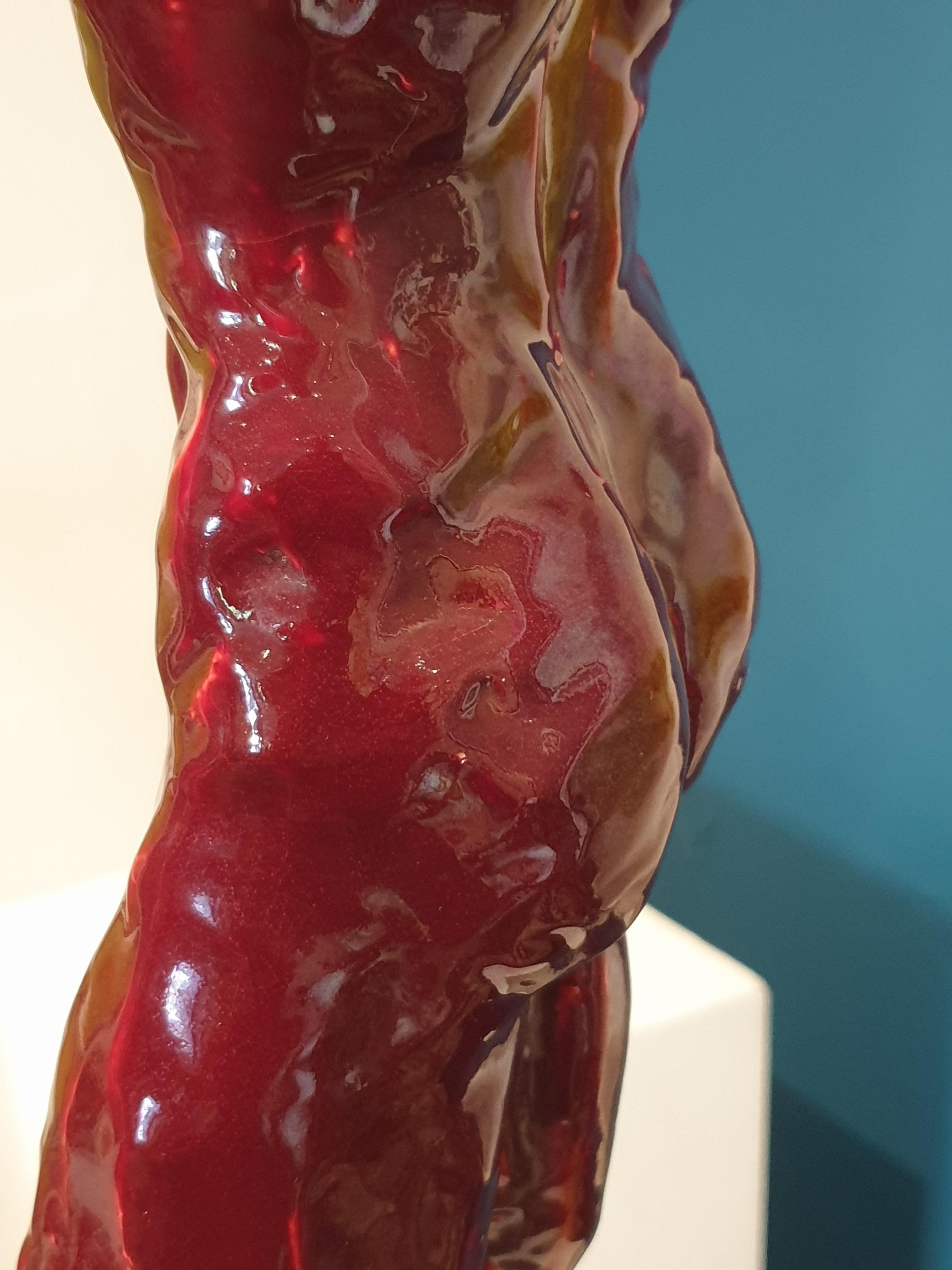 Nude männliche Acephale Sang de Boeuf-Keramik-Skulptur mit Marmorsockel aus der Mitte des Jahrhunderts. im Angebot 11