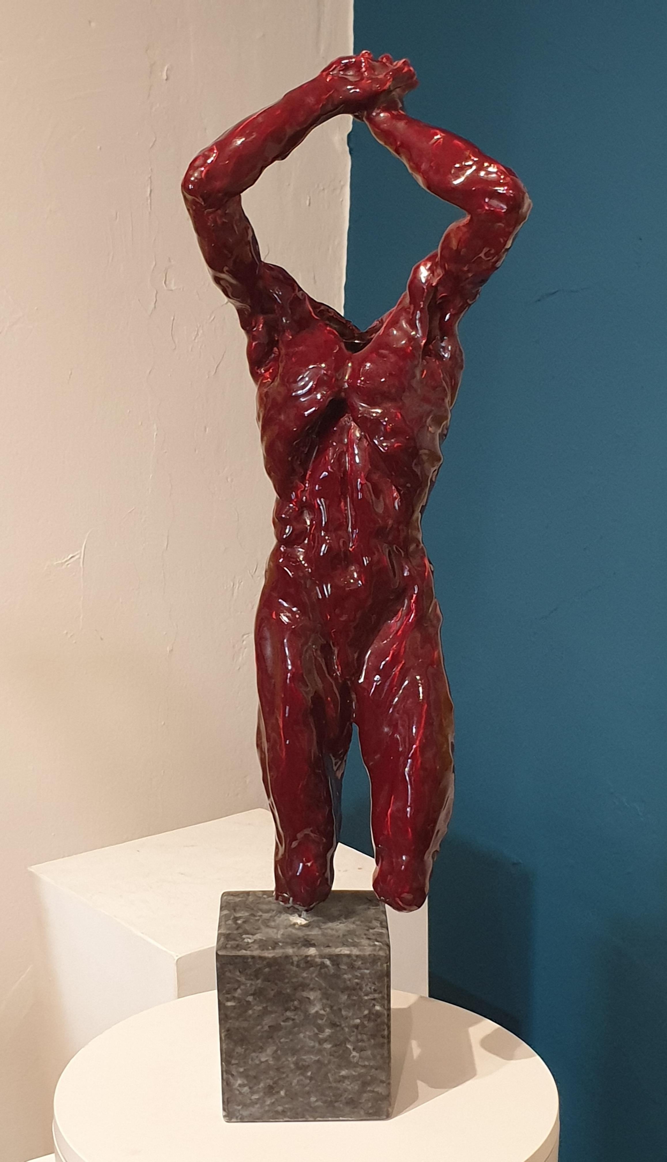 Figure d'homme en céramique du milieu du 20e siècle, en Sang de Bœuf, rouge sang de bœuf, présentée sur une tige en métal et une base en marbre.

La sculpture n'est pas signée, mais elle a été achetée à Nice, en France, dans les années 1970, comme