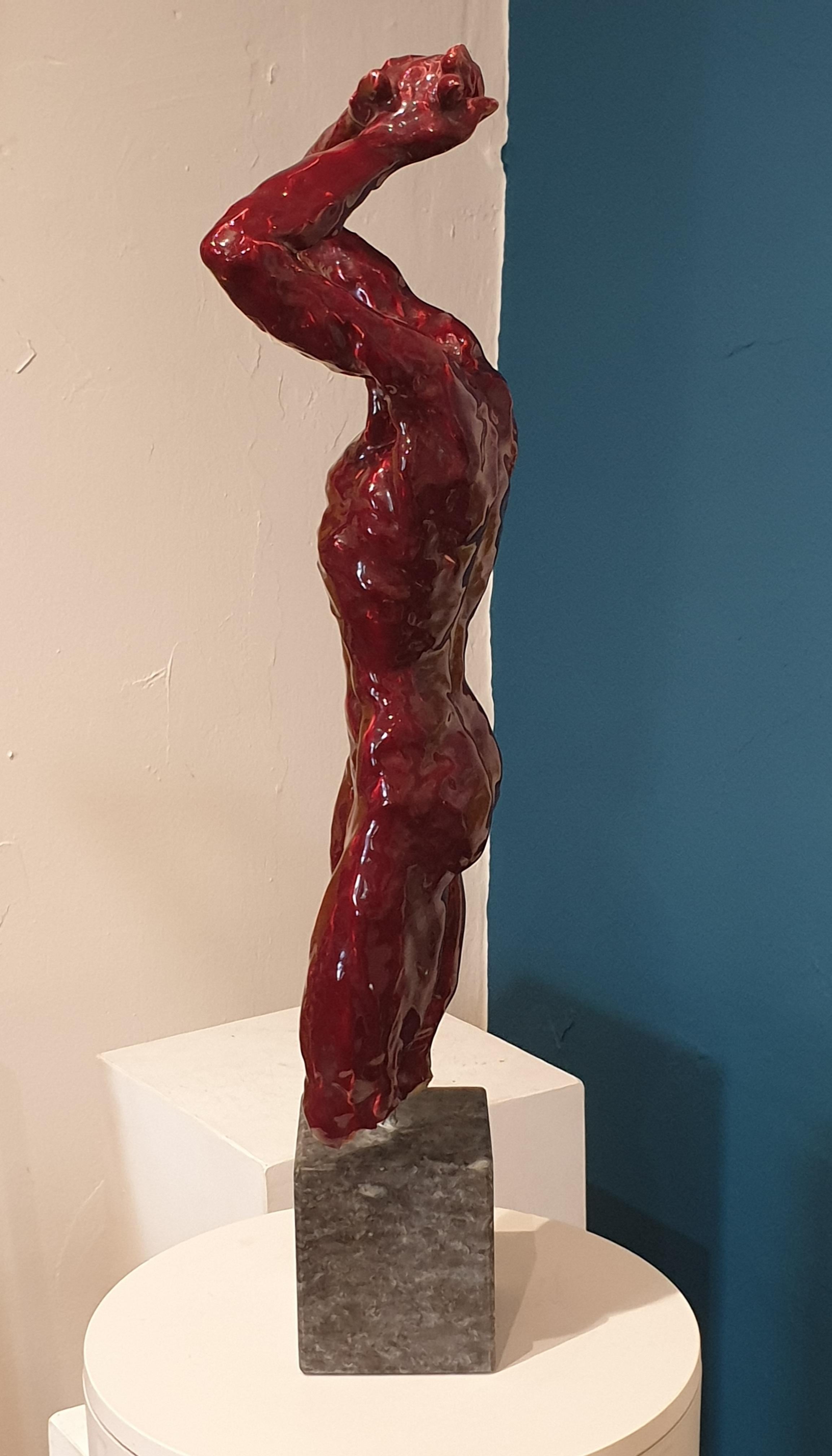 Sculpture en céramique du milieu du siècle représentant un homme nu, Sang de Boeuf, avec base en marbre. en vente 1