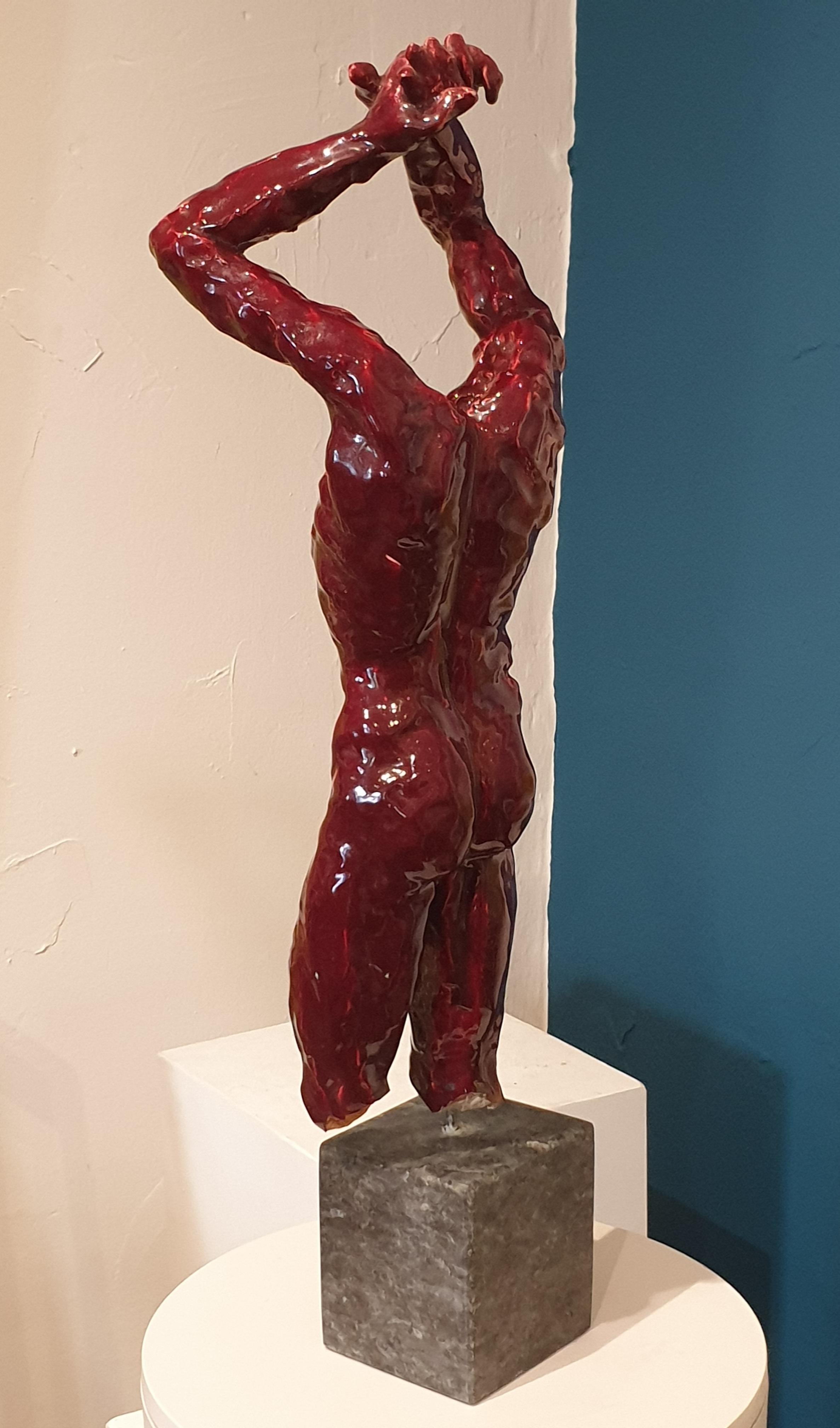 Französische Keramikfigur eines Mannes aus der Mitte des 20. Jahrhunderts in Sang de Boeuf, ochsenblutrot glasiert, auf einem Sockel aus Metall und Marmor.

Die Skulptur ist nicht signiert, wurde aber in den 1970er Jahren in Nizza (Frankreich) als