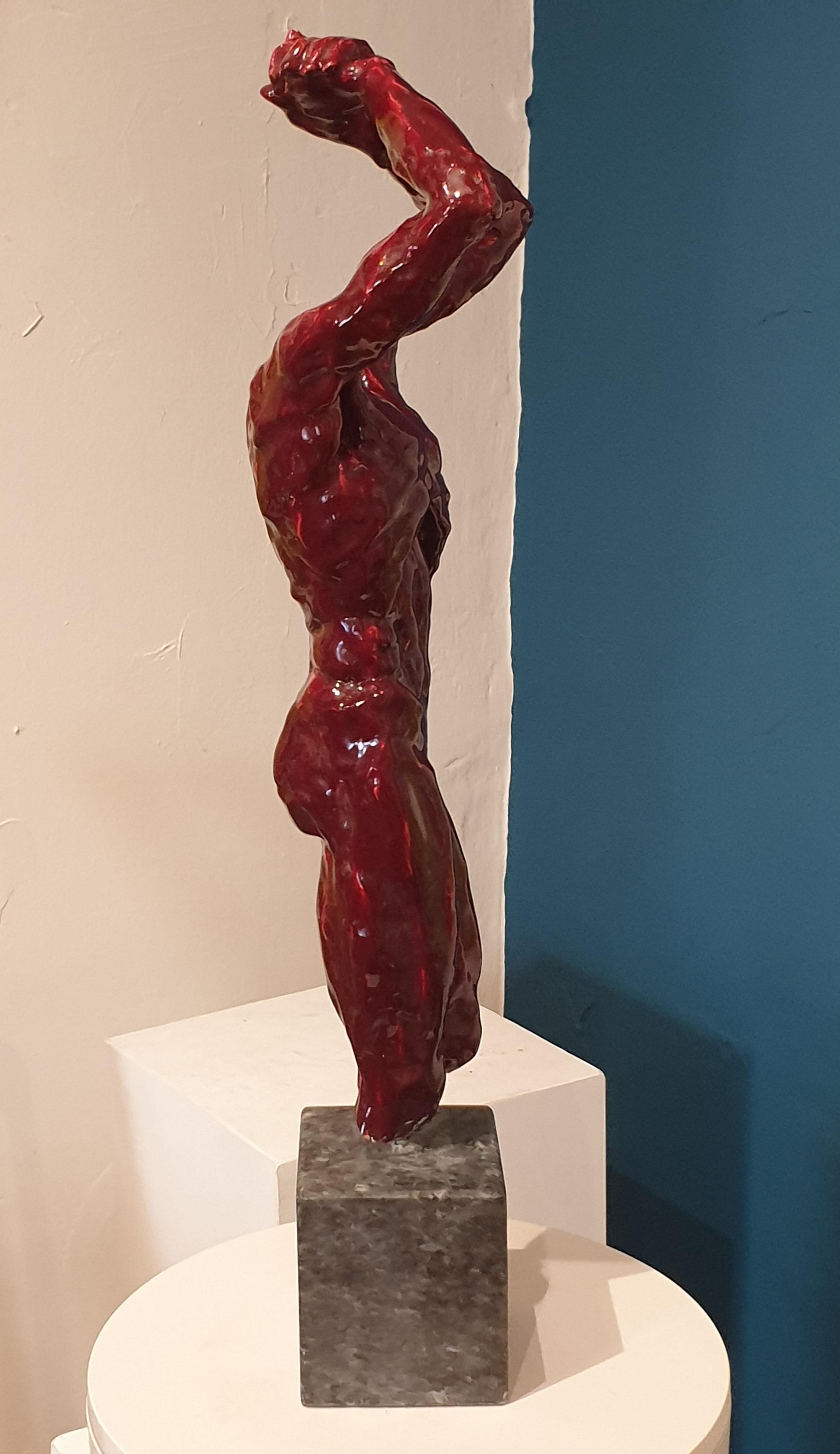 Nude männliche Acephale Sang de Boeuf-Keramik-Skulptur mit Marmorsockel aus der Mitte des Jahrhunderts. im Angebot 3