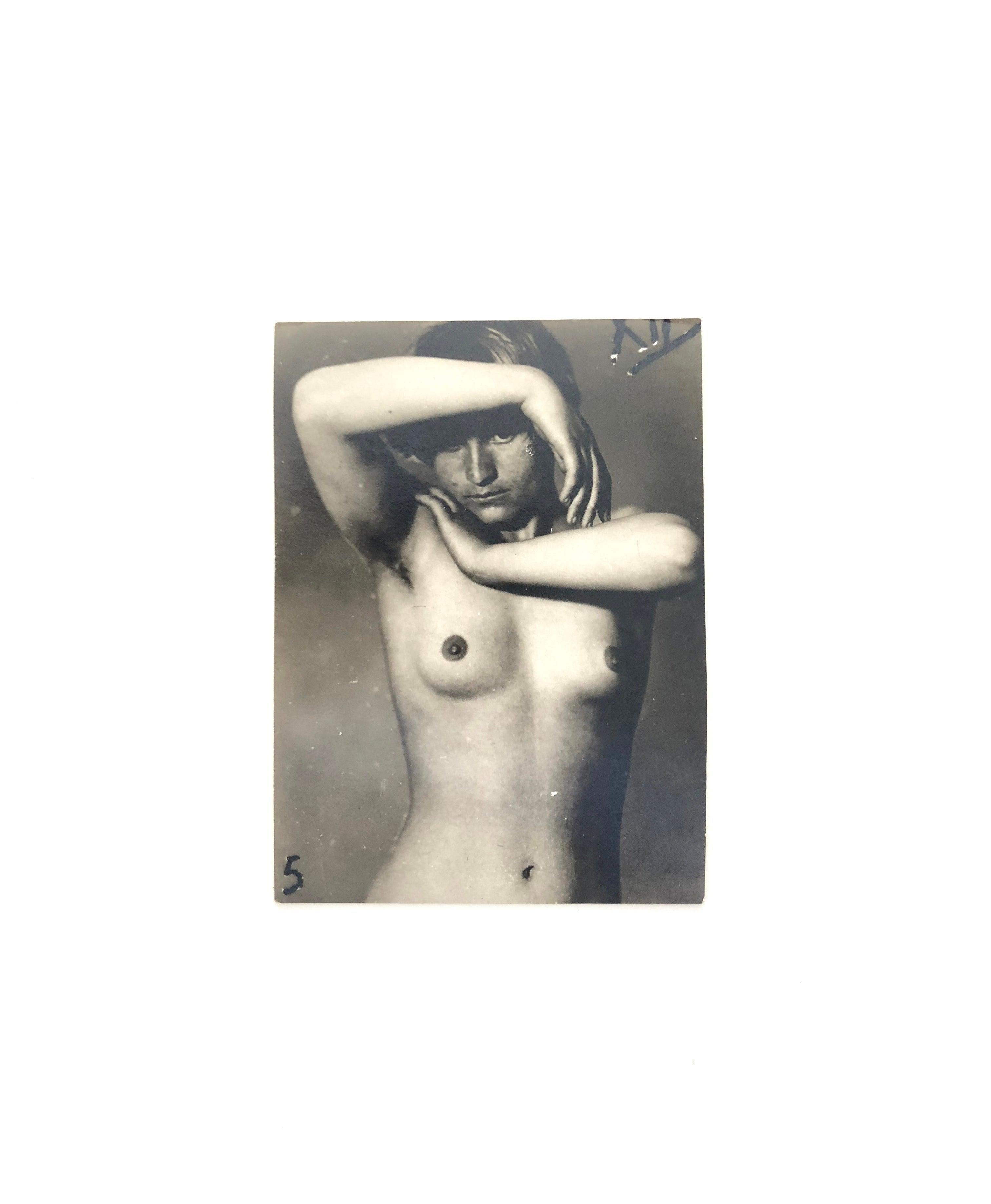 Fotografía de Composición Desnudo, Impresión Pigmentada Montada en Cartón Enmarcada - Photograph de Frantisek Drtikol