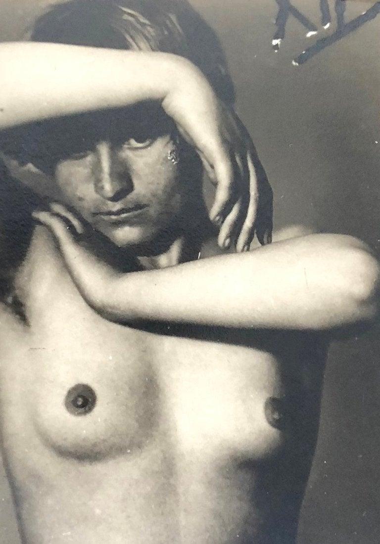 Fotografía de Composición Desnudo, Impresión Pigmentada Montada en Cartón Enmarcada - Nude Photograph Gris de Frantisek Drtikol