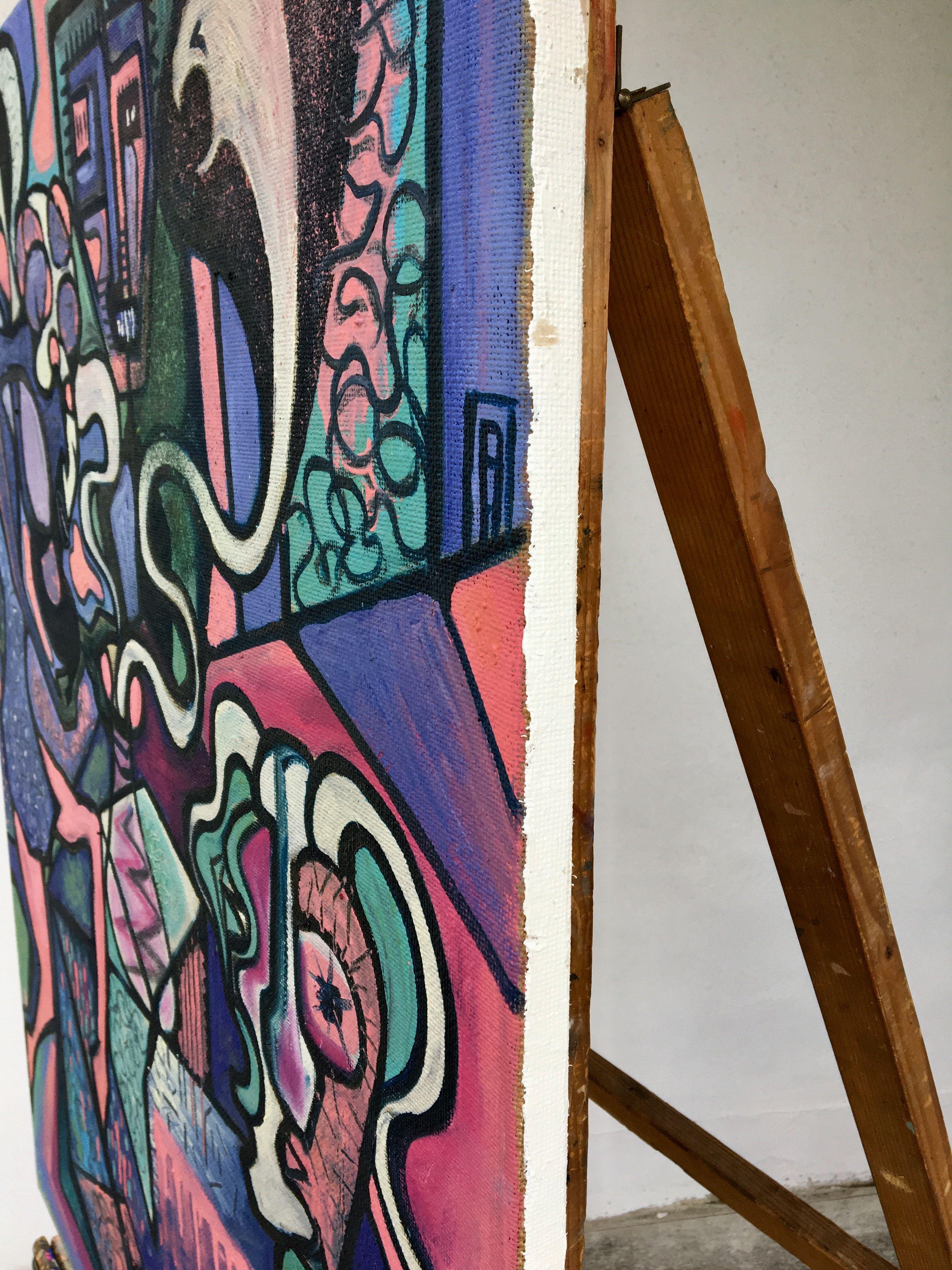 Ölfarben auf der Juta-Leinwand, stark inspiriert von Picasso und zeitgenössischen Kunstrichtungen. Gemälde, inspiriert durch den modernen antistischen Stil, das 2 verträumte Figuren im Dialog mit der Schlange in der Vase darstellt. Der Laden des