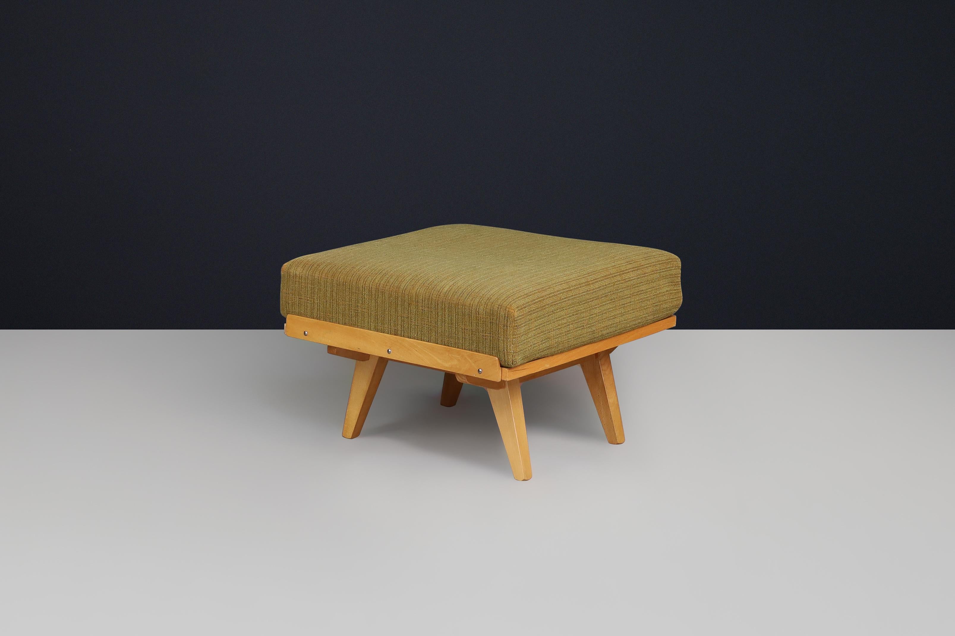 Ottoman František Jirák pour Tatra Nábytok en tissu vert original, années 1960

Ce remarquable pouf moderne du milieu du siècle, conçu par František Jirák pour Tatra Nábytok dans les années 1960, est une pièce magnifiquement conservée qui incarne la