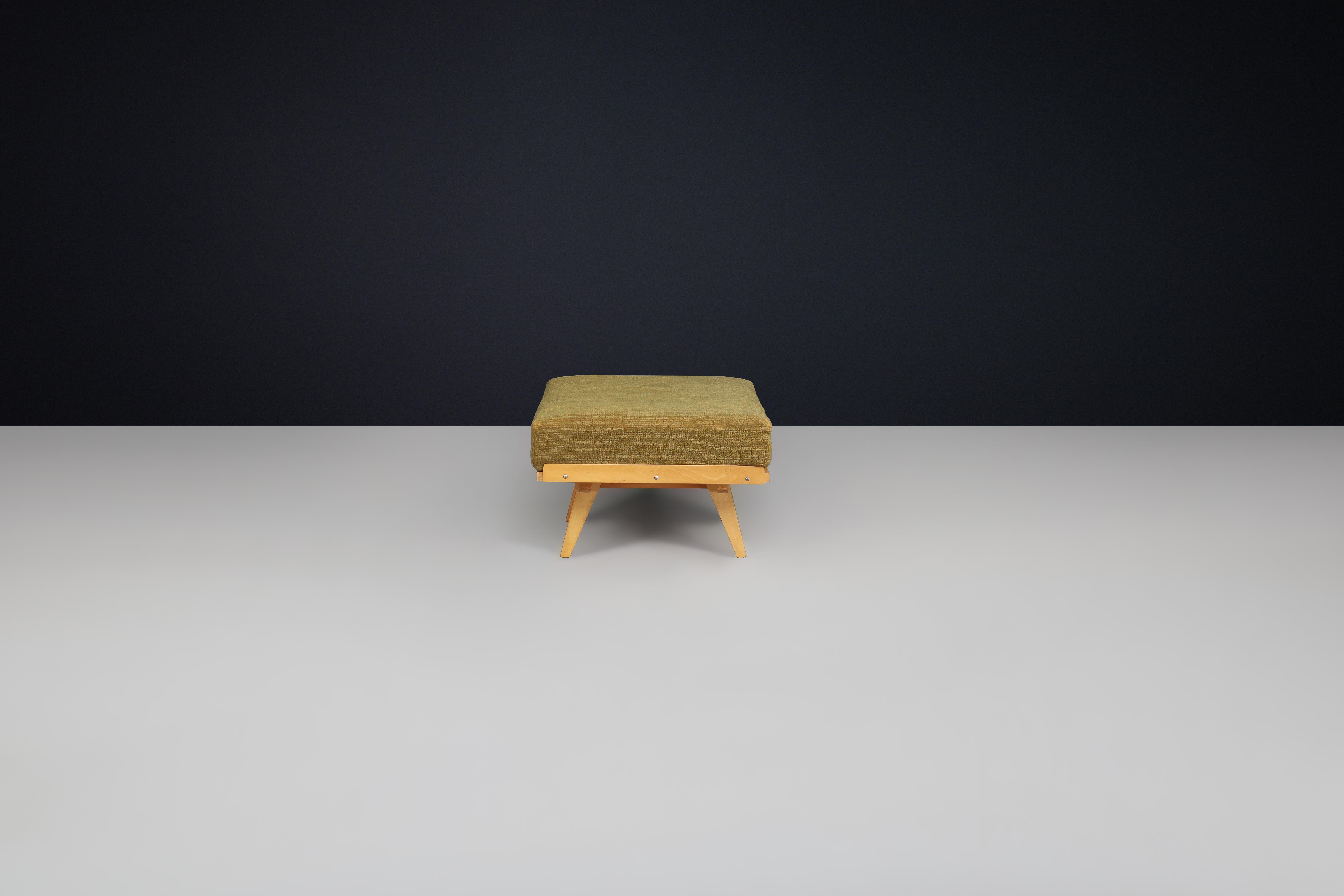 Mid-Century Modern Ottoman František Jirák pour Tatra Nábytok en tissu vert original, années 1960 en vente