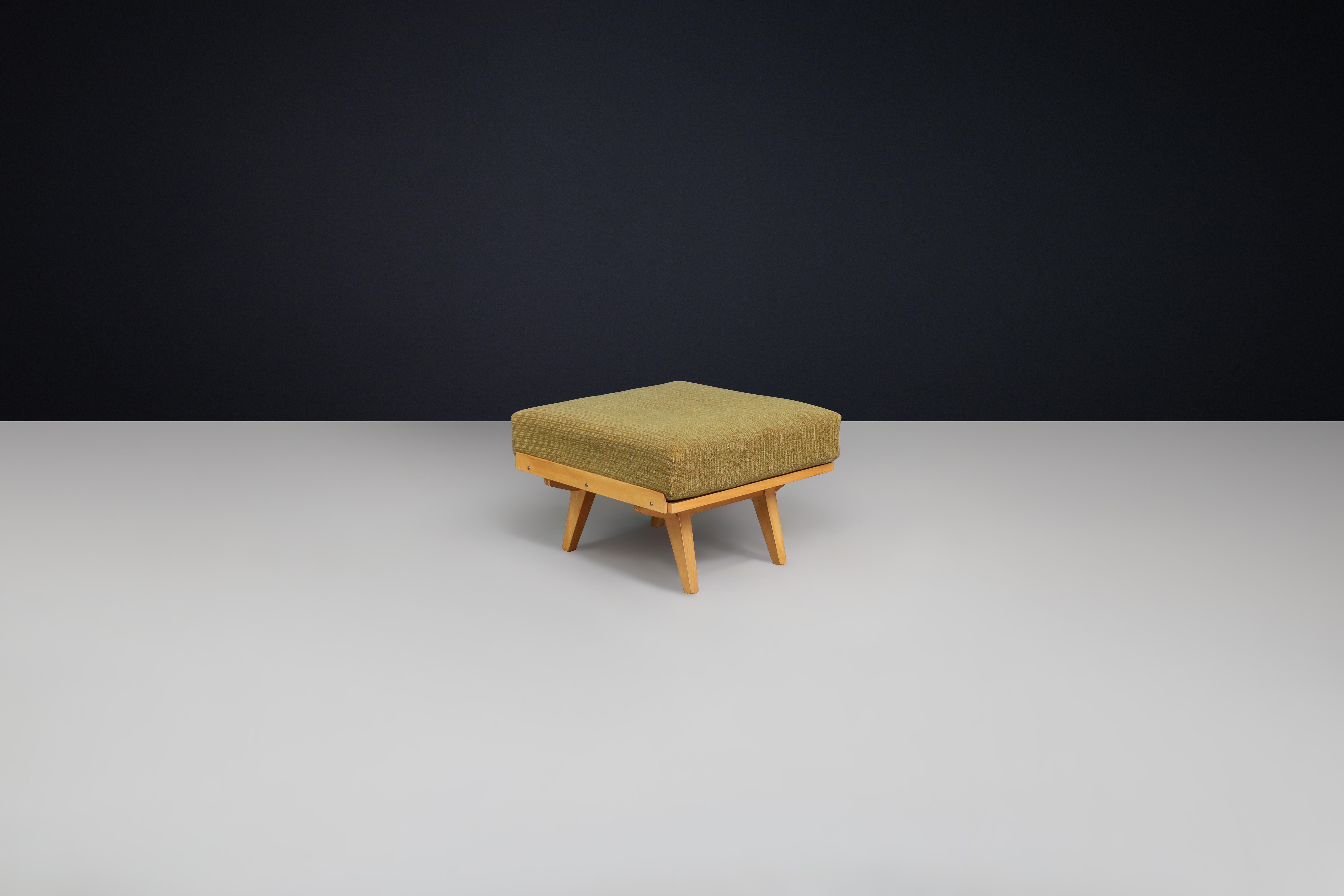 Ottoman František Jirák pour Tatra Nábytok en tissu vert original, années 1960 en vente 2