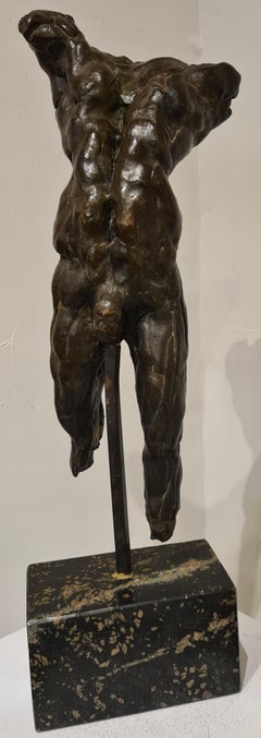 Sculpture d'acédoine masculine nue du milieu du siècle dernier en bronze