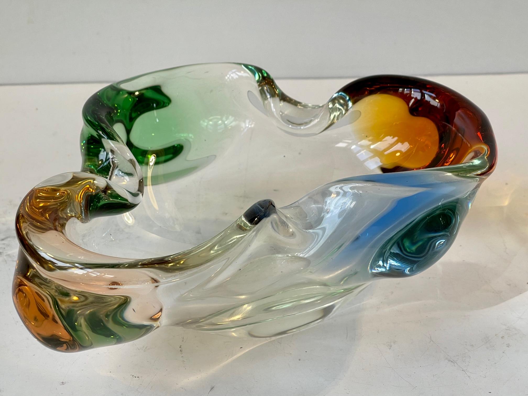 Plat en verre d'art arc-en-ciel Frantisek Zemek pour Mstisov, Tchèque, années 1960 Bon état - En vente à Esbjerg, DK