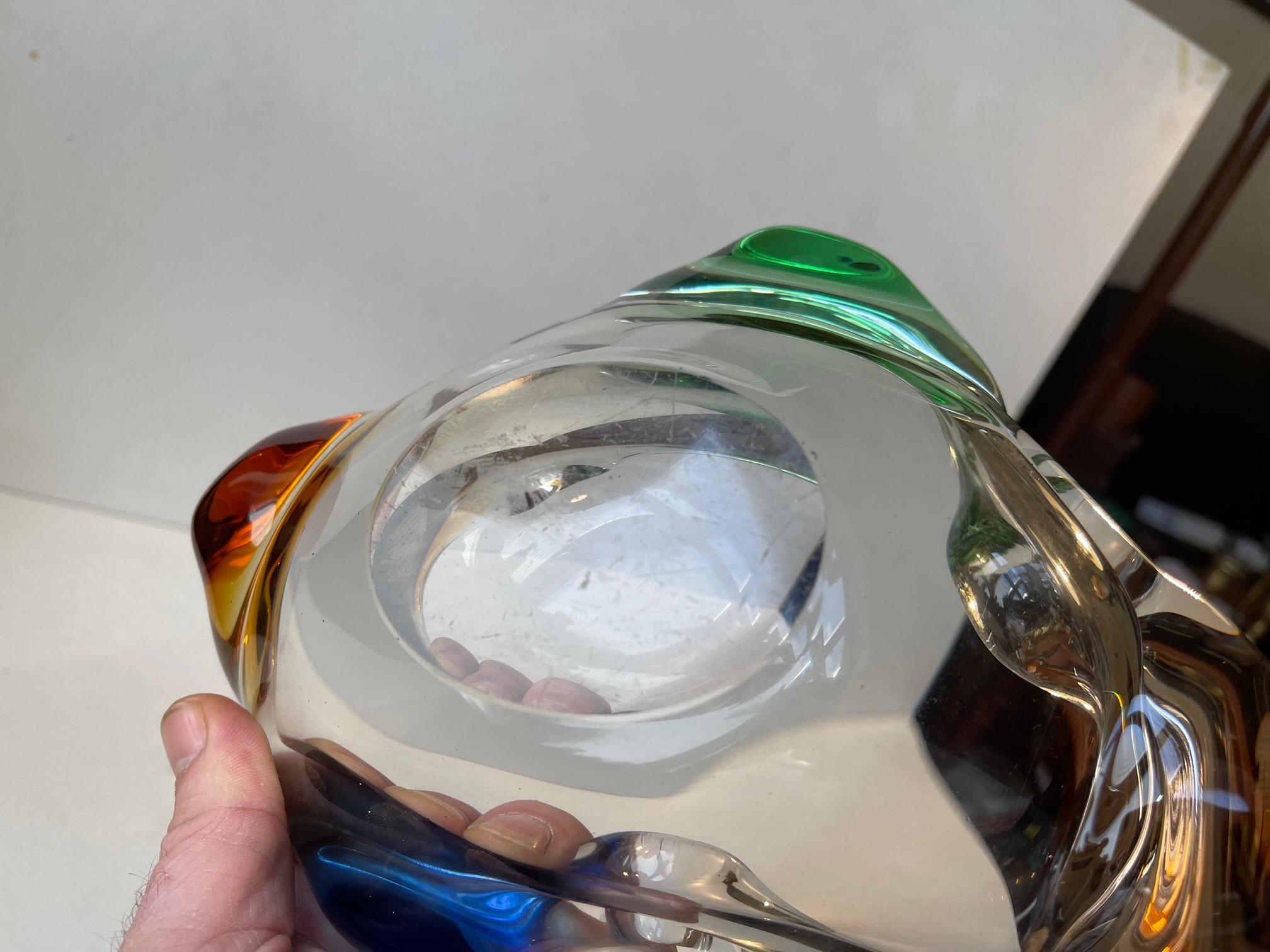 Verre d'art Plat en verre d'art arc-en-ciel Frantisek Zemek pour Mstisov, Tchèque, années 1960 en vente
