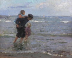 Les enfants se promènent le long de la plage