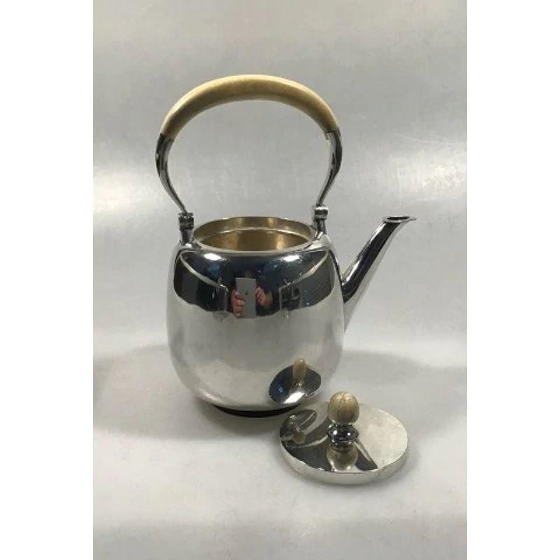 Frantz Hingelberg, Aarhus sterling silver, tea pot No 33003 

Mesures H. 13,5 cm(5 5/16 in).