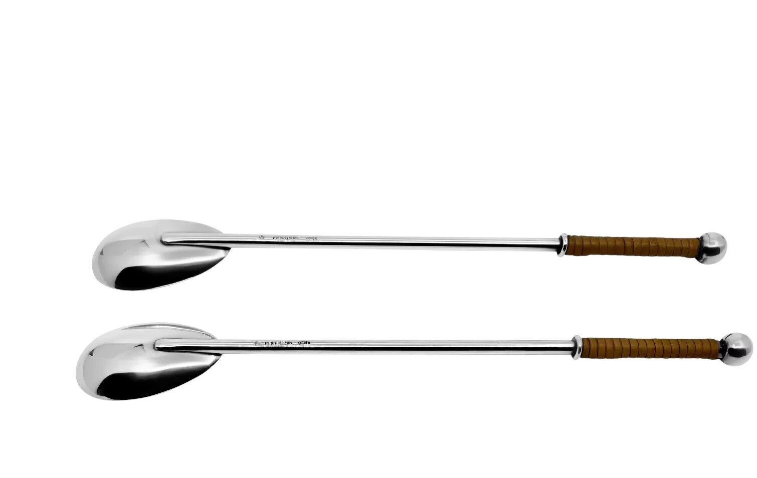 Un distintivo par de cucharas mezcladoras de plata de ley diseñadas por Svend Weihrauch para Frantz Hingelberg. Cada cuchara presenta un mango de bola de plata, acompañado de su aislador original de ratán, impecablemente conservado. La cuchara