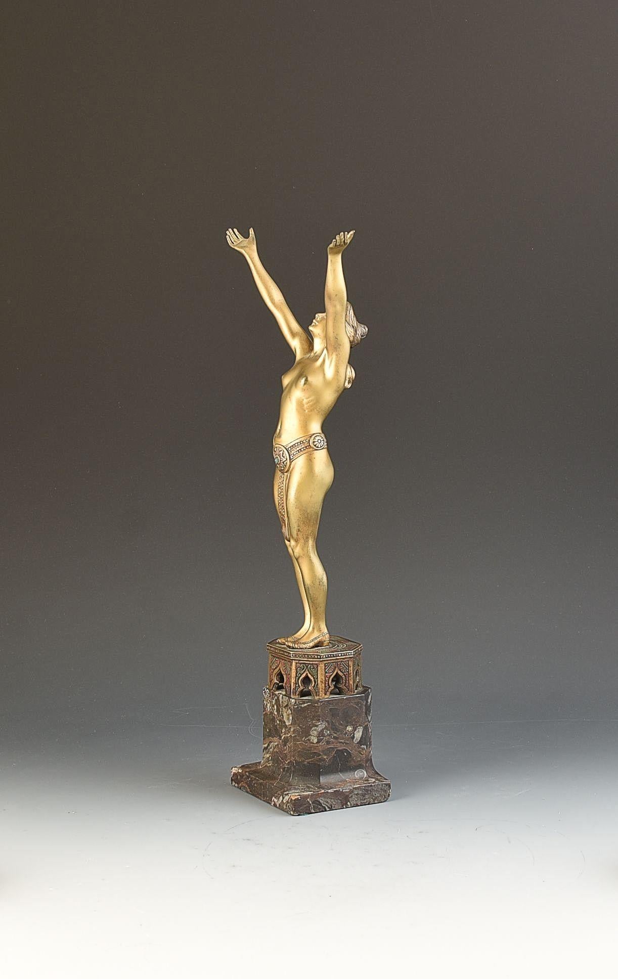 Un raro modello di scultura Art Deco di Franz Bergman che risale al 1925 circa. In condizioni eccellenti, anche la smaltatura della base è in ottime condizioni originali e intatte. Presenta segni di fonderia sul lato della base. Vedi tutte le