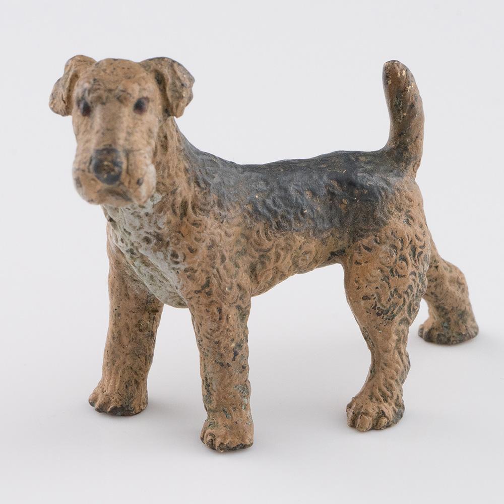 Intestazione : Franz Bergman Bronzo Airedale Terrier
Data: c1900
Origine :Vienna, Austria
Decorazione: Airedale in bronzo dipinto a freddo.
Dimensioni :  Altezza 4cm lunghezza 6,5cm
Condit : Eccellente, pochissima usura della patinatura.

Marchi: B