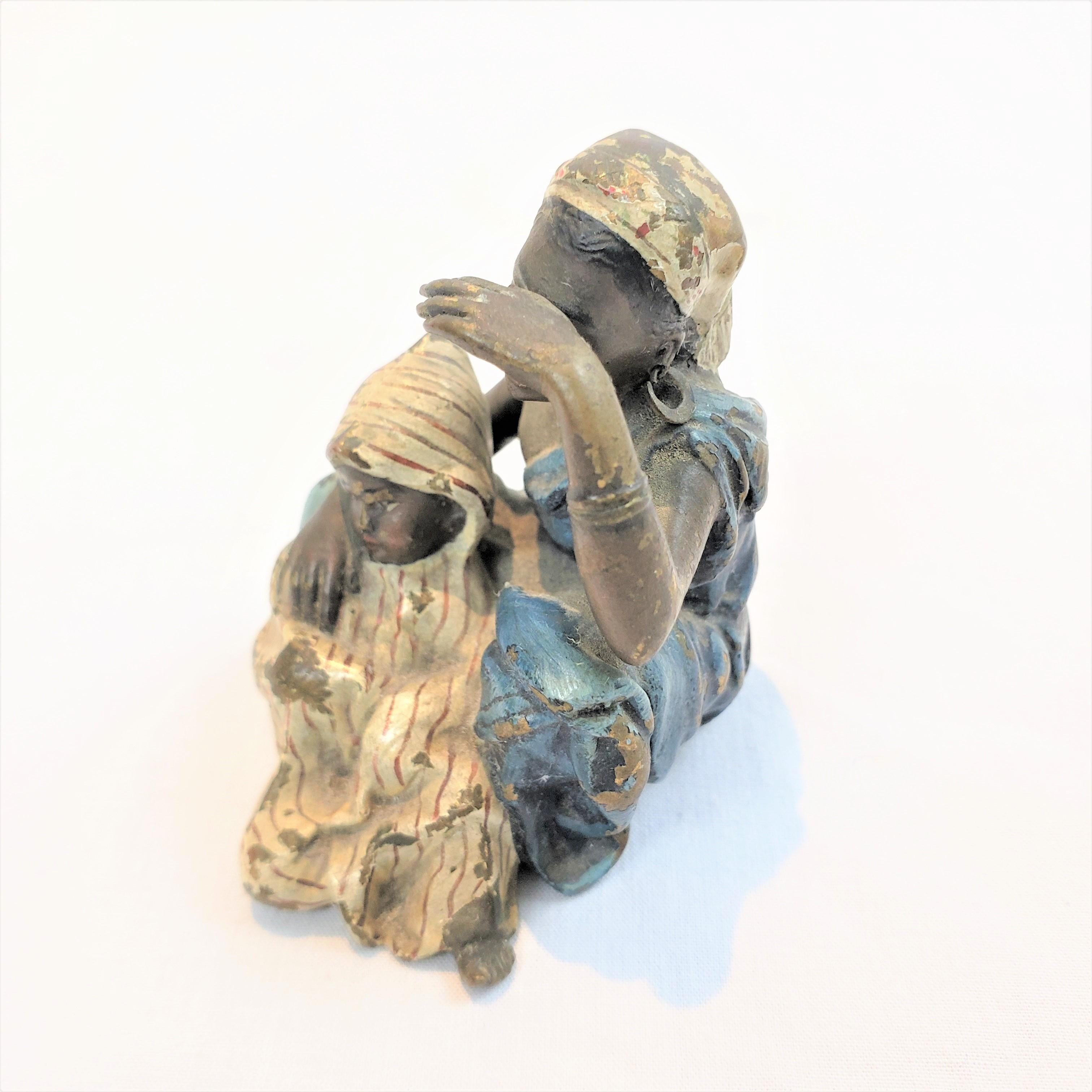 Escultura de bronce antiguo de una madre y un niño árabes sentados, firmada por Franz Bergman Besarabia en venta