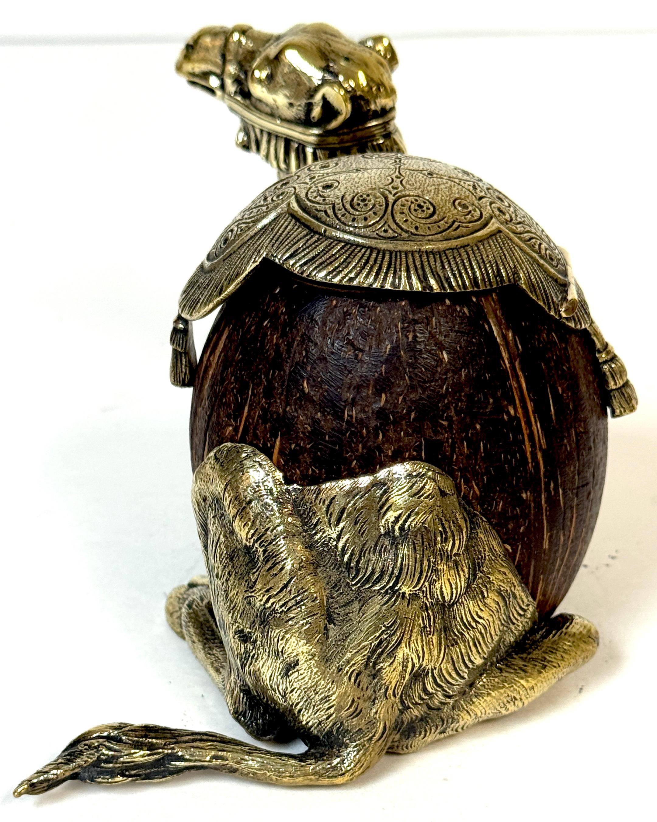 Encrier autrichien en bronze et noix de coco de style Franz Bergman du 19e siècle en vente 4