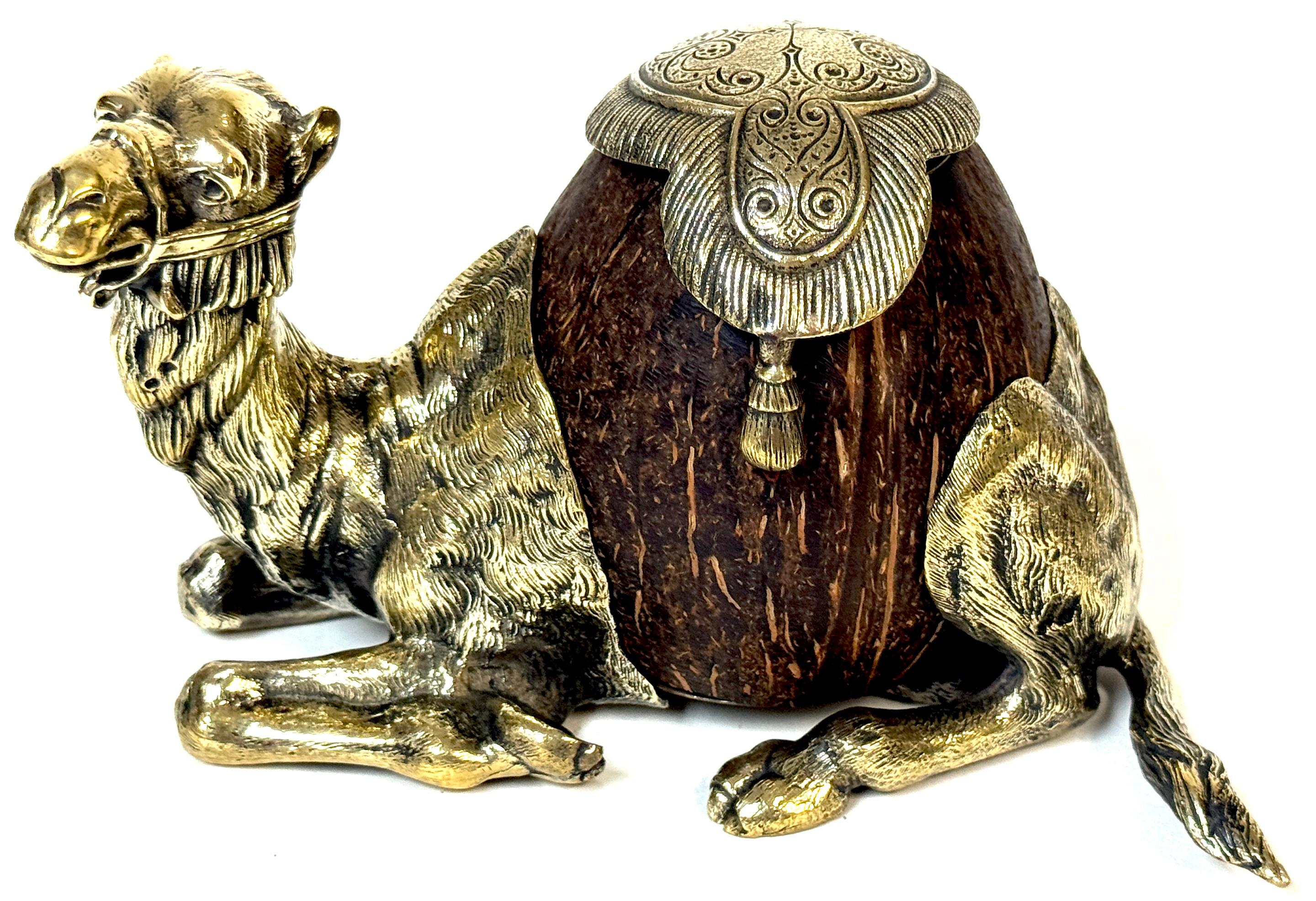 Encrier autrichien en bronze et noix de coco de style Franz Bergman du 19e siècle

Rare et fantaisiste encrier autrichien du XIXe siècle de style Franz Bergman, représentant un chameau couchant dont le corps a été ingénieusement formé à partir d'une