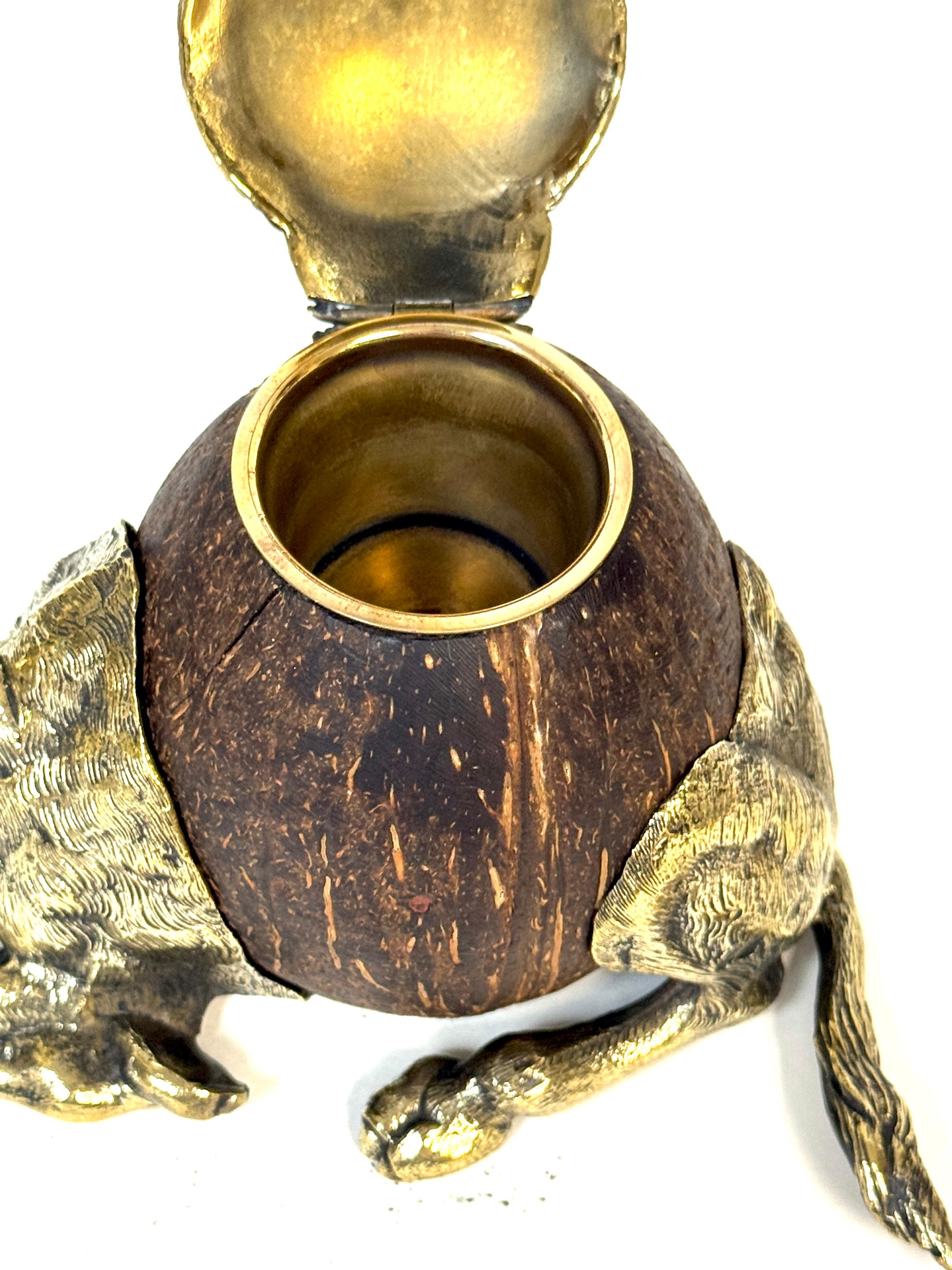 Moulage Encrier autrichien en bronze et noix de coco de style Franz Bergman du 19e siècle en vente