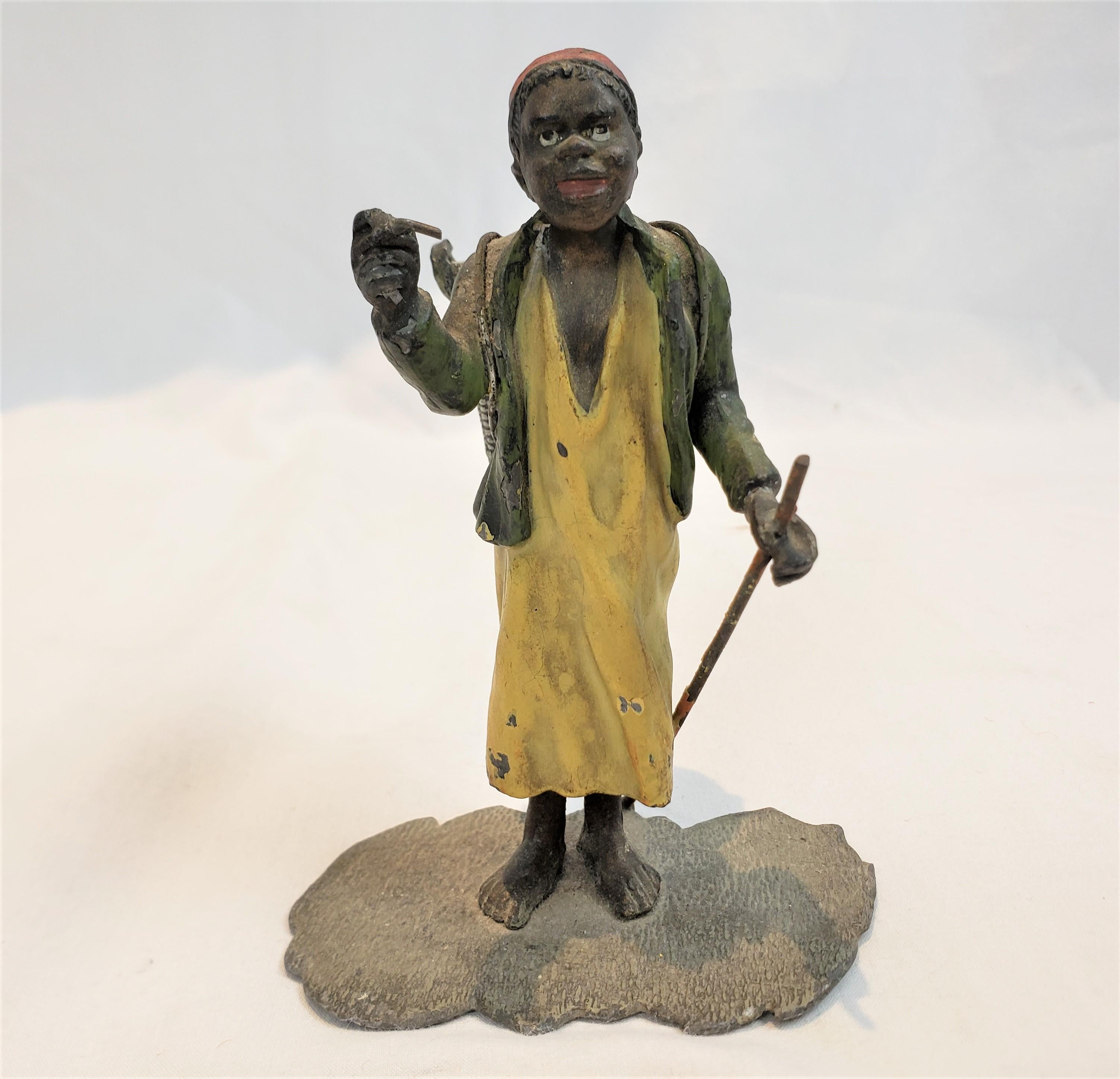 Austriaco Scultura in bronzo antico in stile Franz Bergman raffigurante un maschio arabo in piedi in vendita